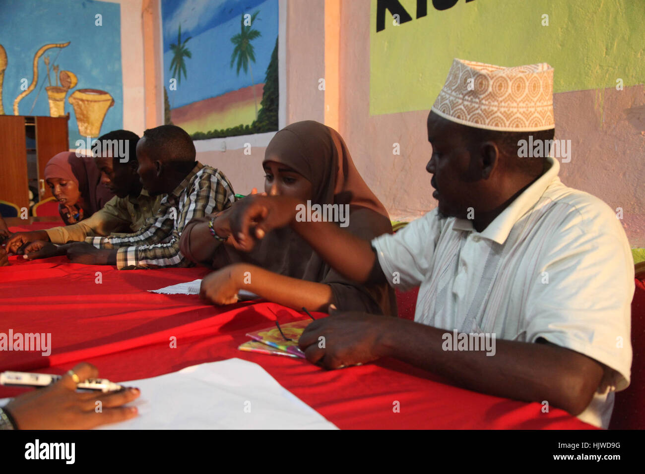 La gioventù in Jubbaland raccogliere in una riunione hall di Kismayo, Somalia, per partecipare ad un incontro volto a potenziare la partecipazione politica attori della pace e della sicurezza nel dicembre 12, 2016. Barut Mohamed Foto Stock