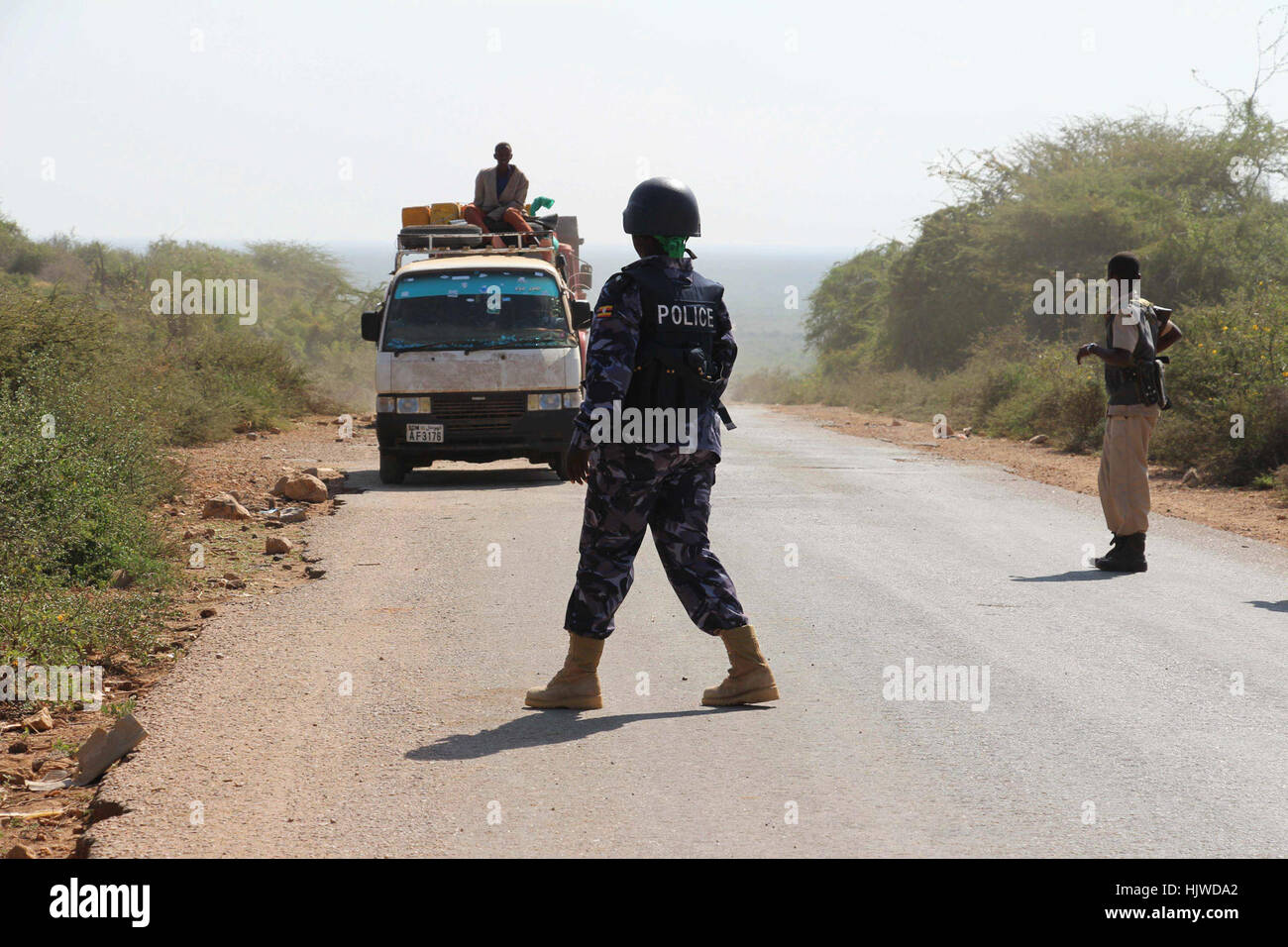 L'AMISOM formato unità di polizia (FPU) e le forze di polizia somale pattugliamenti congiunti intorno a Baidoa, Somalia, il 12 dicembre 2012. I pattugliamenti comuni sono destinati a mettere un coperchio stretto sulla sicurezza a Baidoa. Baidoa ha assistito senza incidente superiore e inferiore alle elezioni della casa, grazie agli sforzi collettivi di AMISOM la polizia insieme con il somalo di forze di polizia. Foto Stock