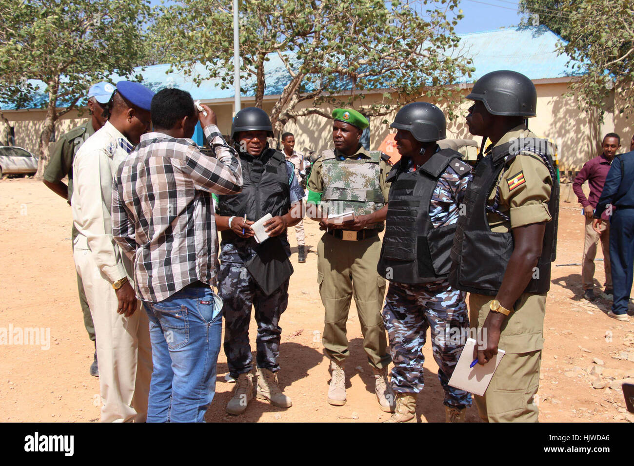L'AMISOM formato unità di polizia (FPU) e le forze di polizia somale pattugliamenti congiunti intorno a Baidoa, Somalia, il 12 dicembre 2012. I pattugliamenti comuni sono destinati a mettere un coperchio stretto sulla sicurezza a Baidoa. Baidoa ha assistito senza incidente superiore e inferiore alle elezioni della casa, grazie agli sforzi collettivi di AMISOM la polizia insieme con il somalo di forze di polizia. Foto Stock