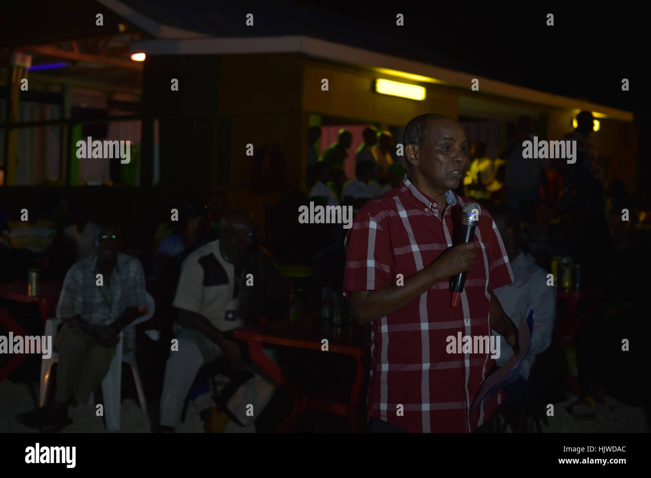 AMISOM Comandante della Forza, Lt. Generale Osman Noor Soubagleh, parla per gli ospiti ad una cena per donne i caschi blu a Mogadiscio, Somalia, il 12 dicembre 2016. Foto Stock