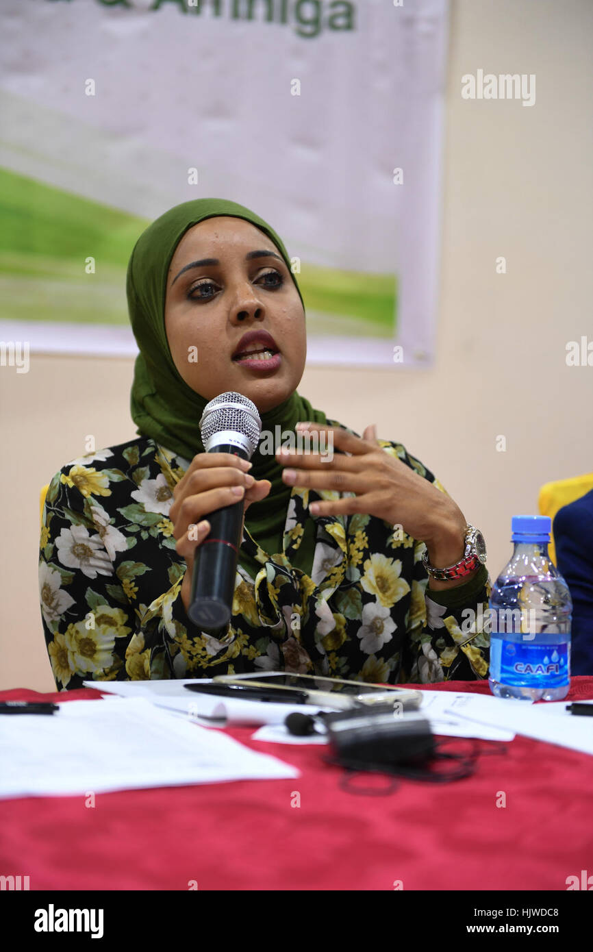 Muna Khalif, un MP la cui elezione è stato annullato parla durante un workshop a Mogadiscio, Somalia, finalizzate a rafforzare i giovani alla partecipazione politica, la pace e la sicurezza su dicembre 15, 2016. Ilyas Ahmed Foto Stock