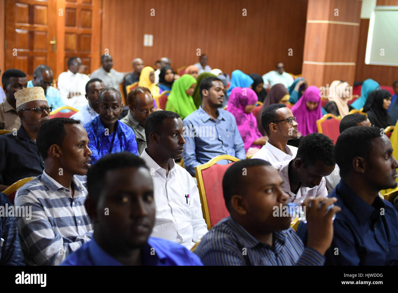 I partecipanti frequentano un dialogo su 16 giorni di attivismo contro la violenza Gender-Based a Mogadiscio, Somalia il 17 dicembre 2016. Ilyas Ahmed Foto Stock