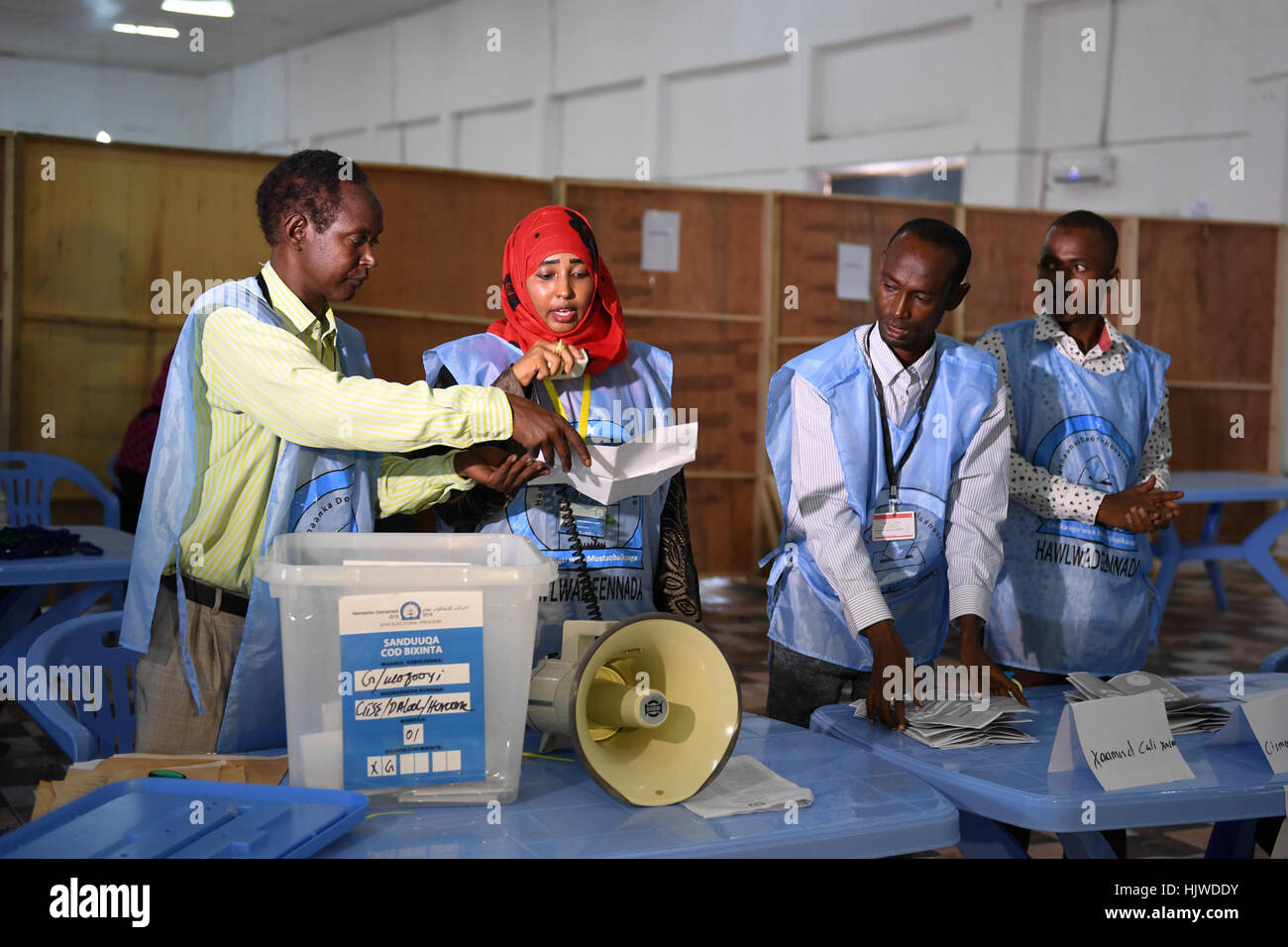 Funzionari elettorali contare voti durante il Somaliland è in corso il processo elettorale a Mogadiscio, Somalia, il 19 dicembre 2016. Ilyas Ahmed Foto Stock