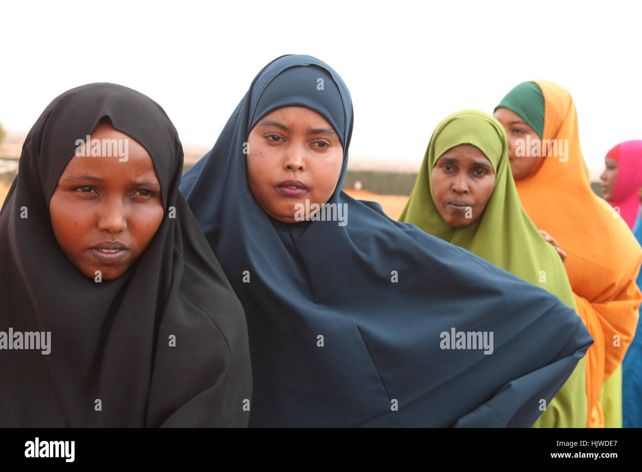 Nuove reclute per la provvisoria Amministrazione Jubbaland (IJA) line up per un controllo di sicurezza a Kismayo polizia scuola di formazione durante la verifica preliminare esercizio in Somalia il 21 dicembre 2016. Barut Mohamed Foto Stock