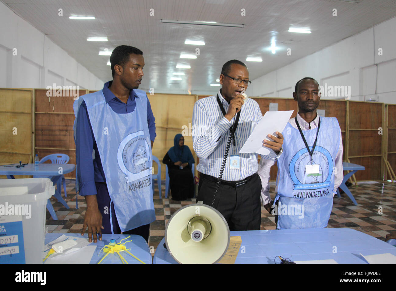 Un funzionario elettorale legge i risultati in corrispondenza di una stazione di polling durante il processo elettorale per il Somaliland e regioni del Nord tenutosi a Mogadiscio giovedì, 22 dicembre 2016. Atulinda Allan Foto Stock