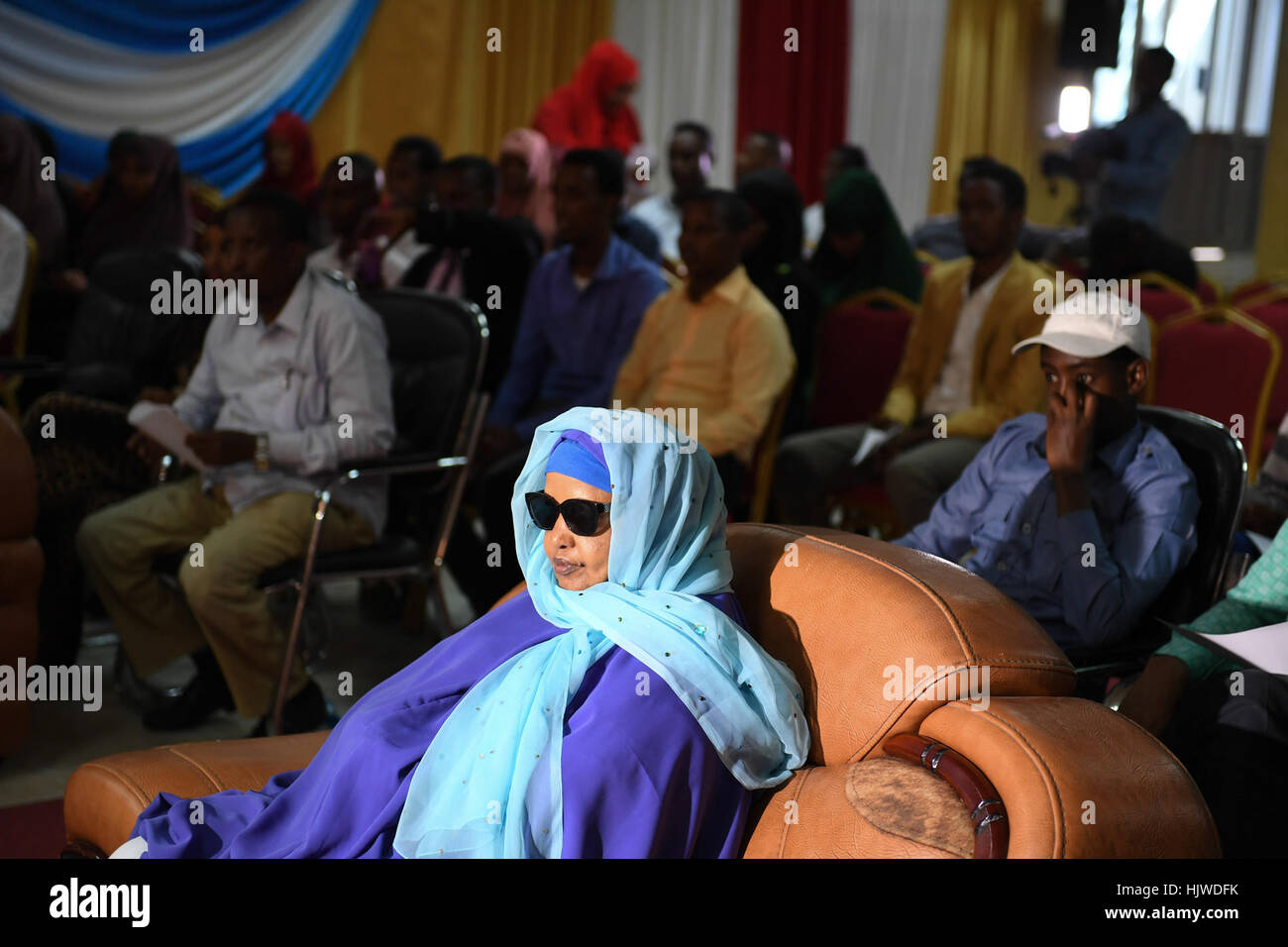 I partecipanti seguono il procedimento durante un simposio sulla sicurezza città Campagna a Mogadiscio, Somalia il 26 dicembre 2016. Ilyas Ahmed Foto Stock