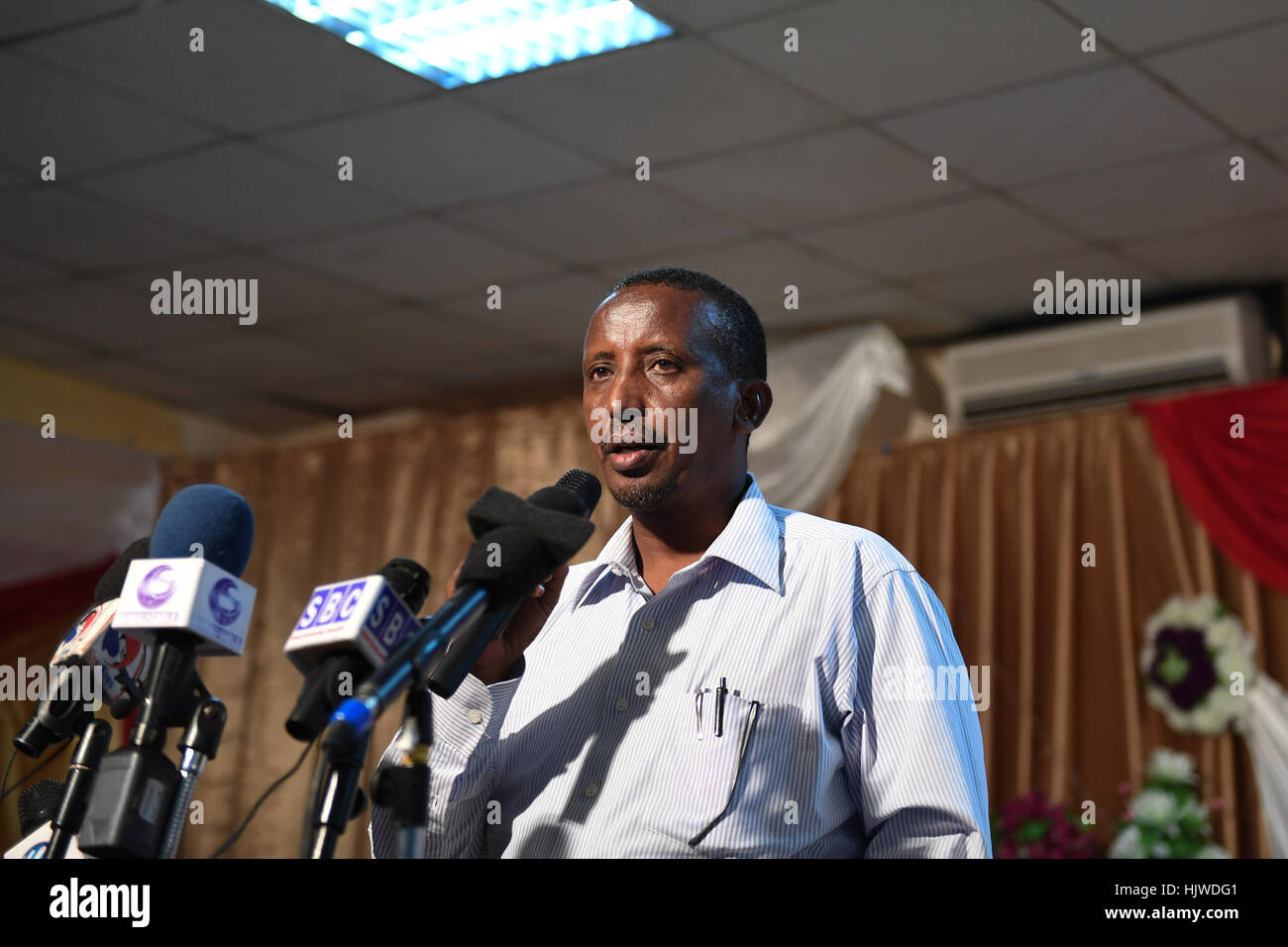 Ahmed Abdi Omar, Direttore dei Diritti Umani presso il Ministero delle donne e i diritti dell'uomo Sviluppo dei somali Governo federale parla durante un simposio sulla sicurezza città Campagna a Mogadiscio, Somalia il 26 dicembre 2016. Ilyas Ahmed Foto Stock