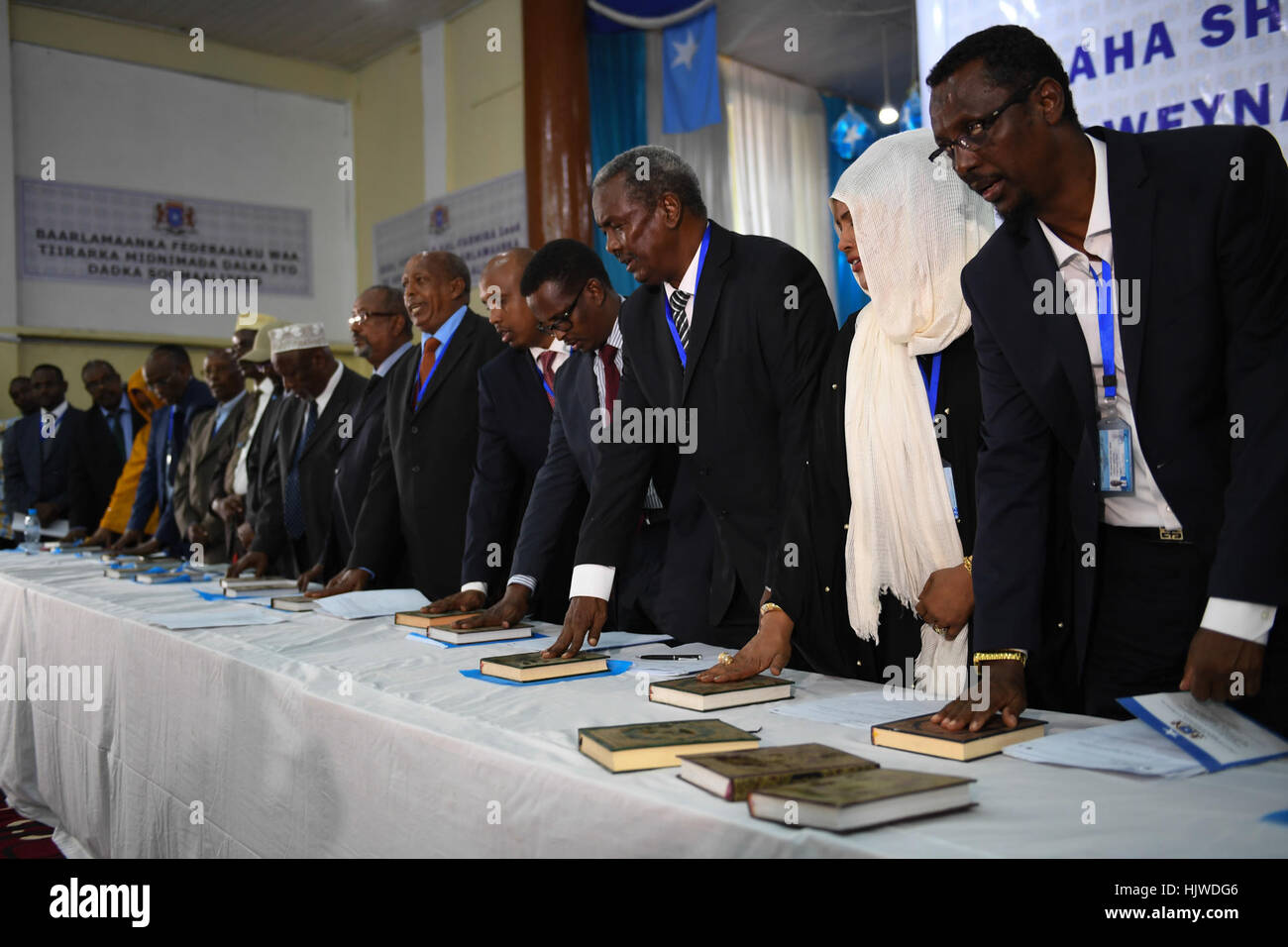 I nuovi parlamentari hanno prestato giuramento nel corso di una cerimonia di inaugurazione per i membri della Somalia il Superiore della Casa e la Casa del Popolo a Mogadiscio il 27 dicembre 2016. Ilyas Ahmed Foto Stock