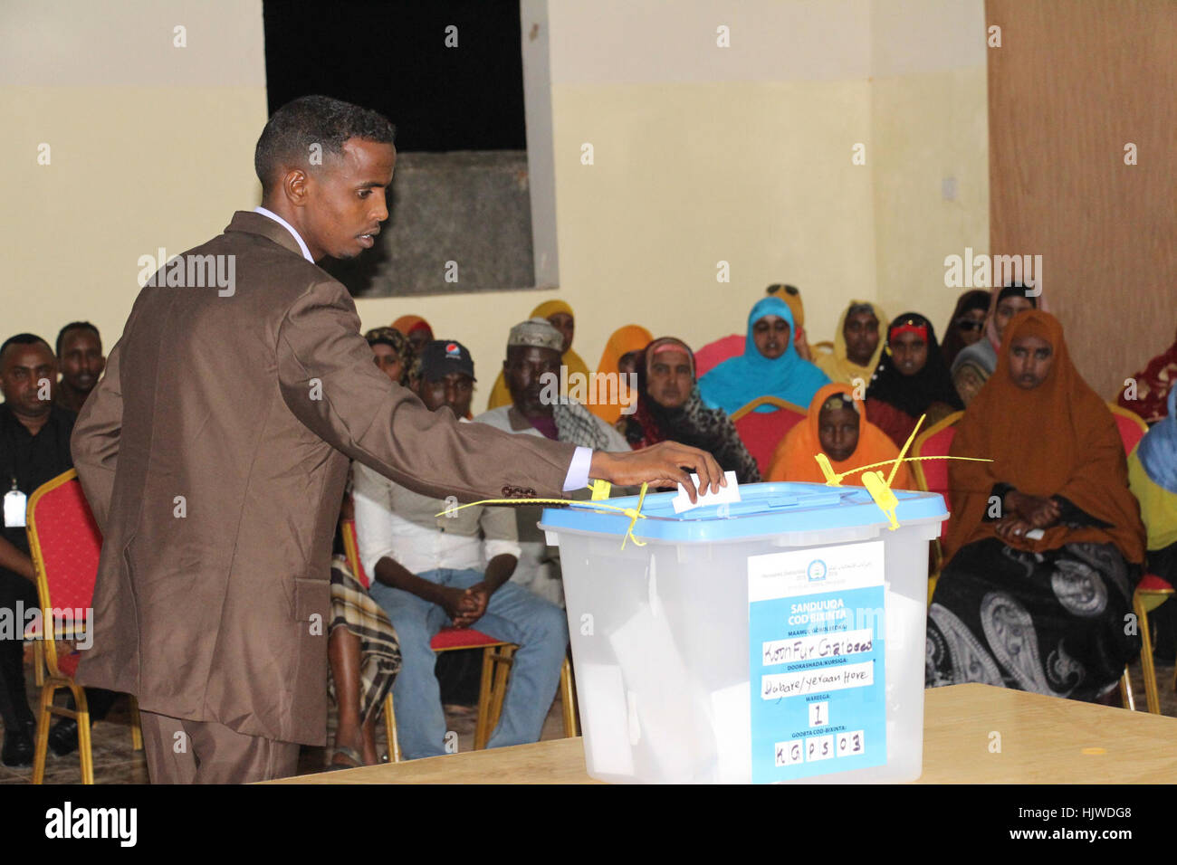 Un delegato getta il suo voto durante il processo elettorale in Baidoa, Somalia sul dicembre 05, 2016. Abdikarim Mohamed Foto Stock