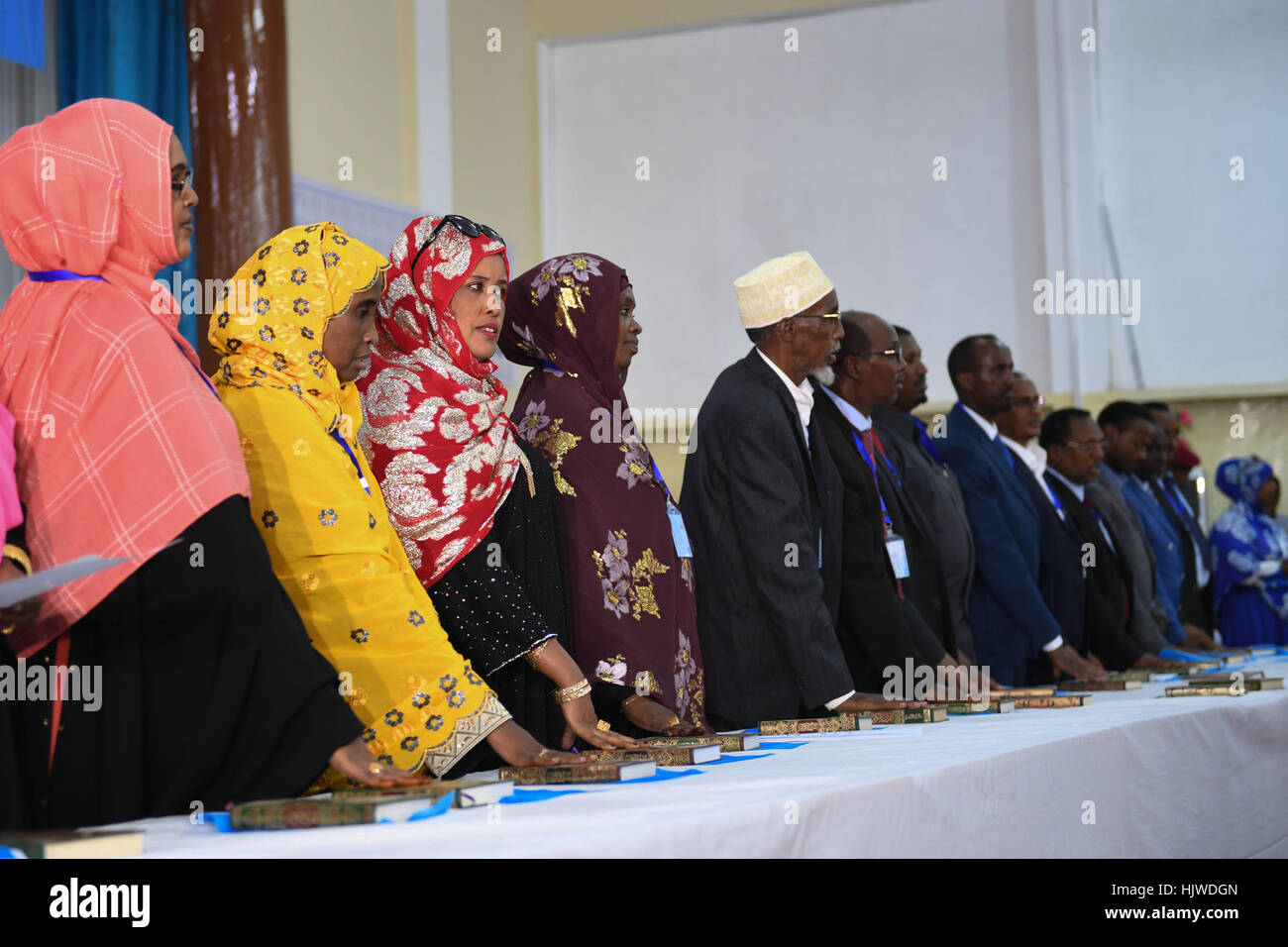 I nuovi parlamentari hanno prestato giuramento nel corso di una cerimonia di inaugurazione per i membri della Somalia il Superiore della Casa e la Casa del Popolo a Mogadiscio il 27 dicembre 2016. Ilyas Ahmed Foto Stock