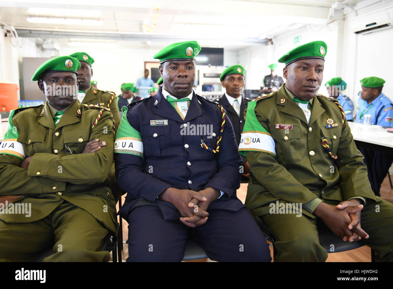 Gli ufficiali di polizia appartenente alla missione dell Unione Africana in Somalia (AMISOM) assistere ad una cerimonia per ringraziarli per il loro servizio prima della loro rotazione fuori della missione dopo un anno di servizio a Mogadiscio, Somalia, il 28 dicembre 2016. Ilyas Ahmed Foto Stock