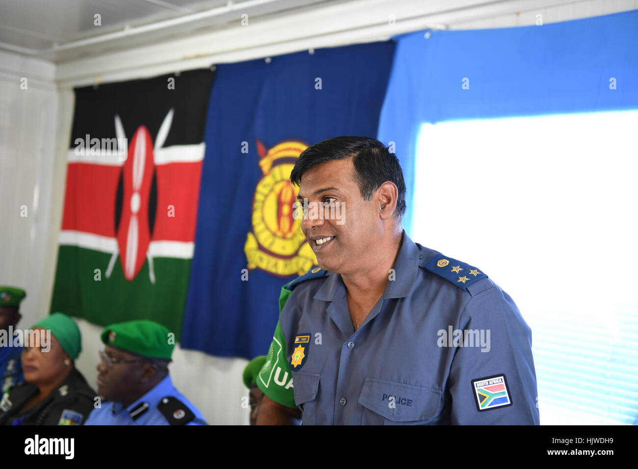 La missione dell Unione Africana in Somalia (AMISOM) Polizia Anand Pillay, indirizzi ufficiali della polizia che ruota fuori dell AMISOM dopo un anno di servizio alla missione a Mogadiscio, Somalia, il 28 dicembre 2016. Foto Stock