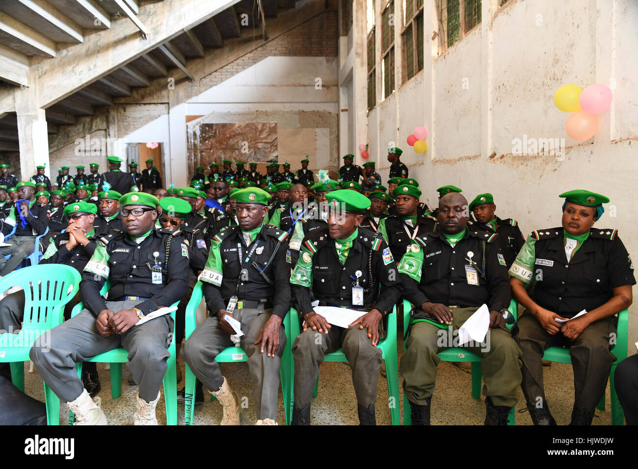 Formato nigeriano gli ufficiali di polizia che serve sotto la missione dell Unione Africana in Somalia (AMISOM) assistere ad una cerimonia di congedo per contrassegnare il completamento del loro tour del dazio a Mogadiscio, Somalia il 2 gennaio 2017. Omar Abdisalan Foto Stock