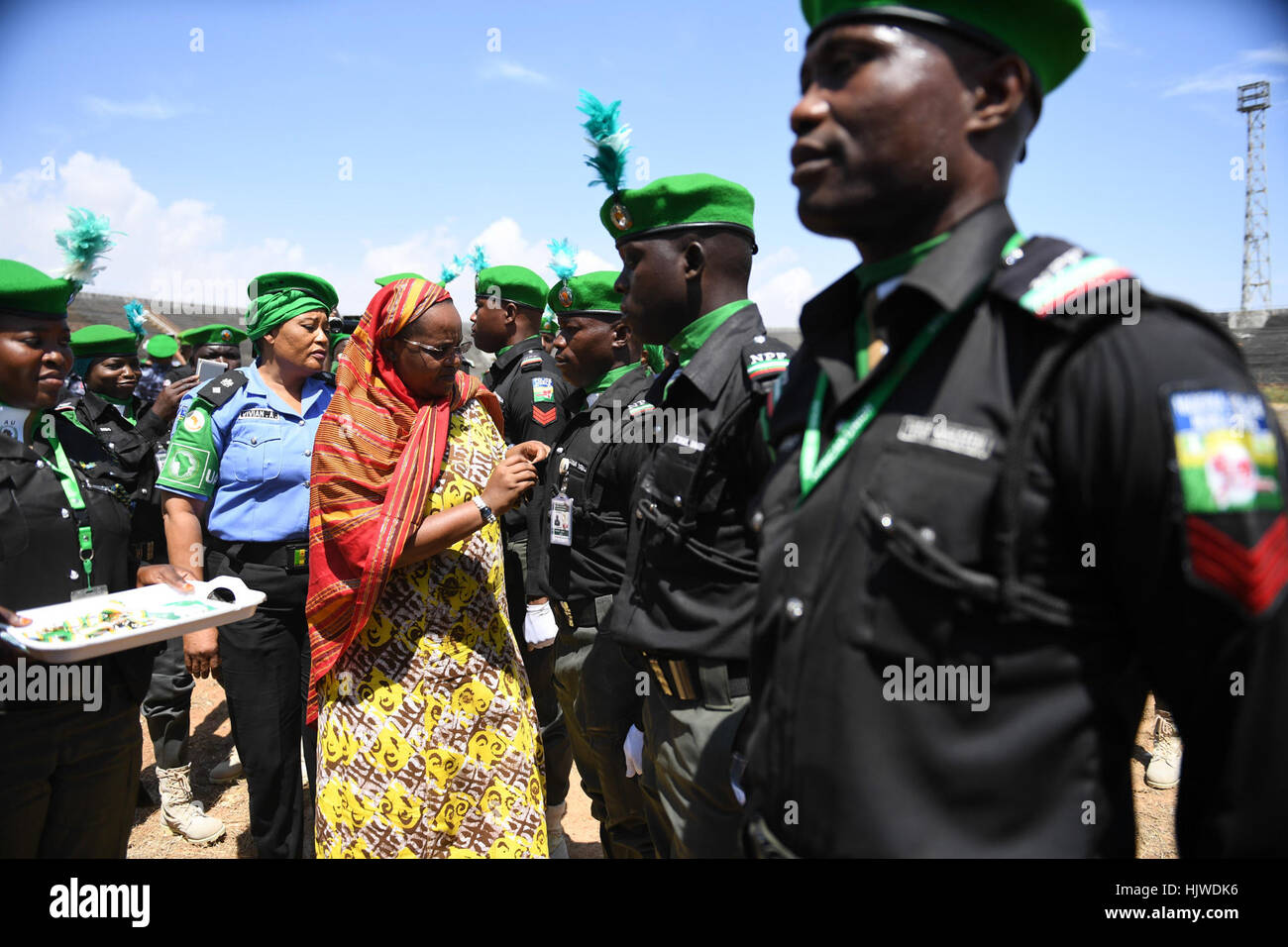 Il Vice Rappresentante speciale del Presidente della Commissione dell'Unione africana (DSRCC) per la Somalia, Lydia Wanyoto, perni una medaglia su un nigeriano formato unità di polizia ufficiale nel corso di una cerimonia a Mogadiscio, Somalia, per contrassegnare la loro rotazione fuori della missione dell Unione Africana in Somalia il 2 gennaio 2017. Omar Abdisalan Foto Stock