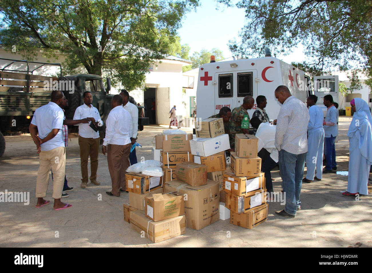 Ufficiali militari dalla missione dell Unione Africana in Somalia (AMISOM) contingente etiopico consegnare forniture mediche donate dall'AMISOM a Baidoa Ospedale Regionale per il controllo di una epidemia di diarrea a Baidoa, Somalia, su gennaio 04. 2017. Abdikarim Mohamed Foto Stock