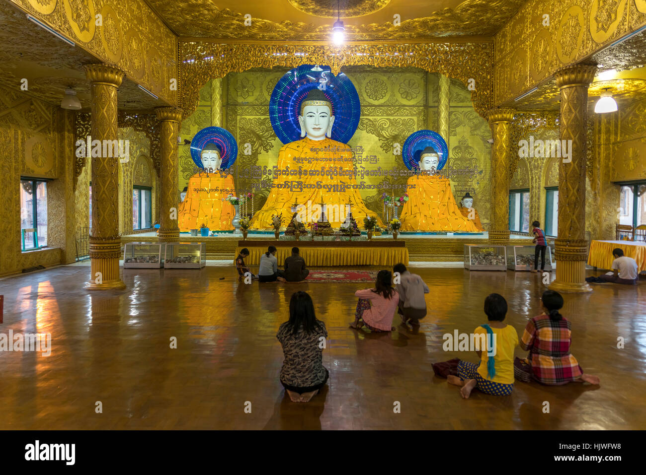 La gente religiosa pregando davanti di statue di Buddha Pagoda Shwemokhtaw, Pathein, Myanmar Foto Stock