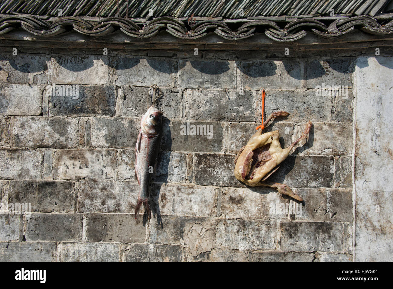 Pesce e anatra di essiccazione al borgo antico di Xidi, Anhui, Cina Foto Stock