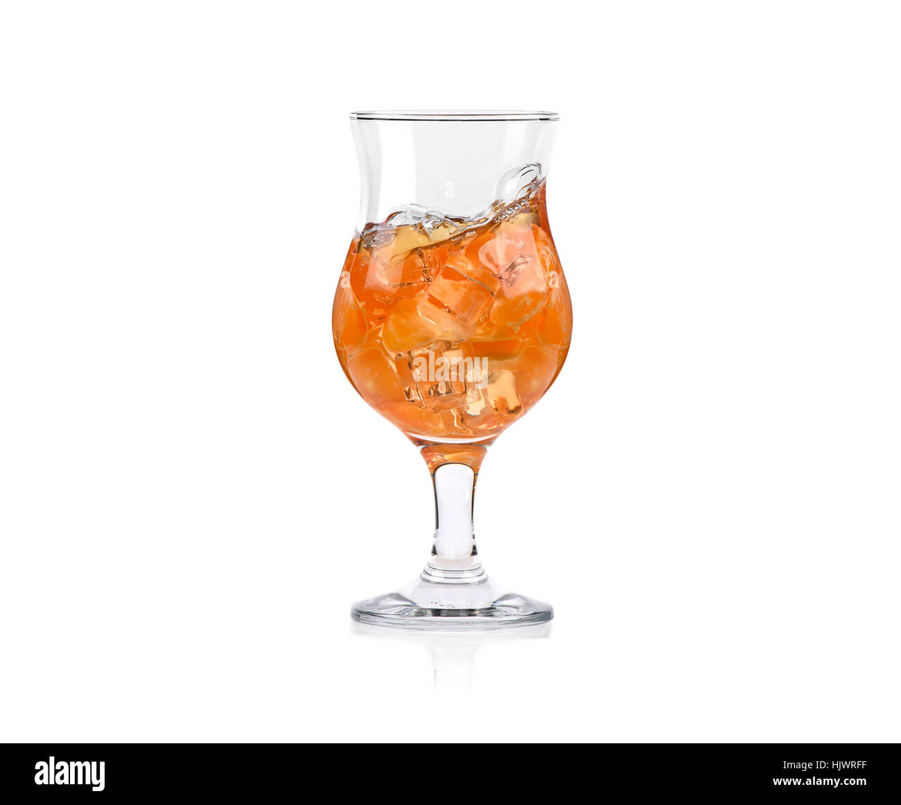Cocktail di frutta in un vetro isolato su sfondo bianco Foto Stock