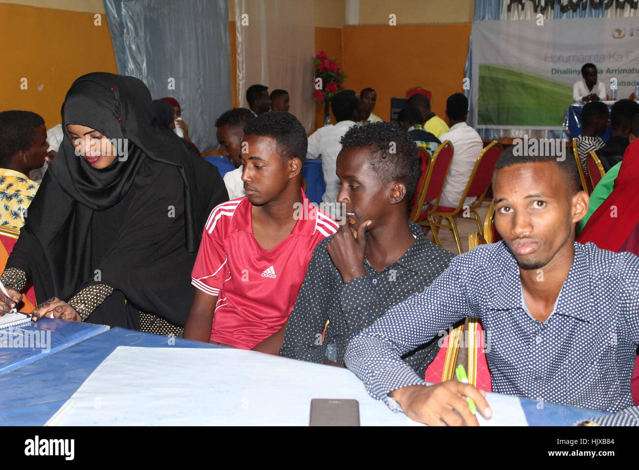 I partecipanti frequentano un workshop in Beletweyne, Somalia, finalizzate a rafforzare i giovani alla partecipazione politica, la pace e la sicurezza su Gennaio 4, 2017. La manifestazione è stata organizzata dalla Missione dell Unione Africana in Somalia (AMISOM). Ahmed Qeys Foto Stock