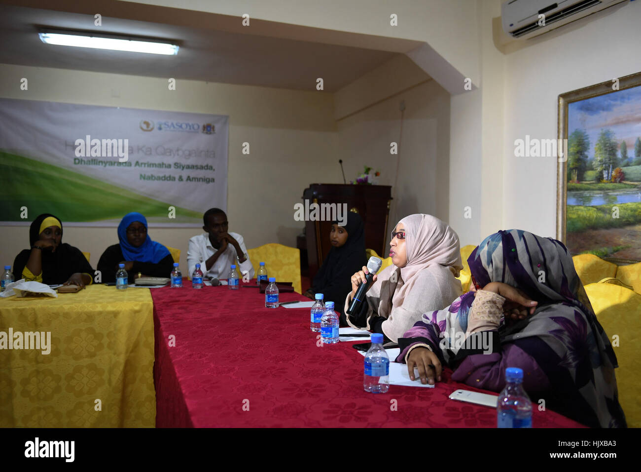 Gioventù somala partecipare ad una conferenza a Mogadiscio per migliorare la loro partecipazione in Somalia di politica sul dicembre 10, 2016. Ilyas Ahmed Foto Stock