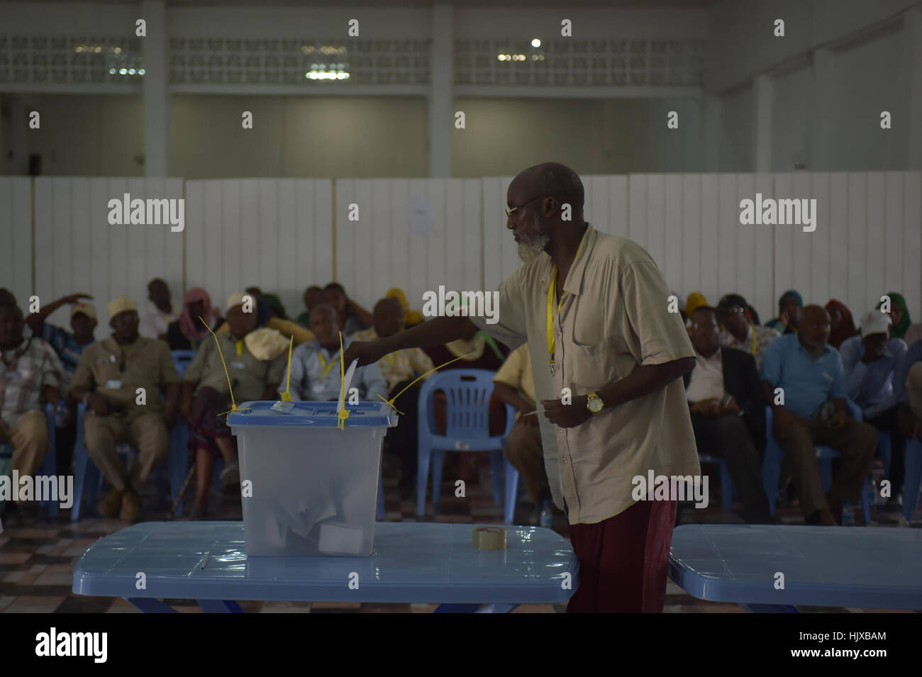 Un delegato getta il suo voto nel Somaliland elezione di voto di un membro del parlamento in Somalia la Casa del Popolo a Mogadiscio, Somalia, il 10 dicembre 2016. Tobin Jones Foto Stock