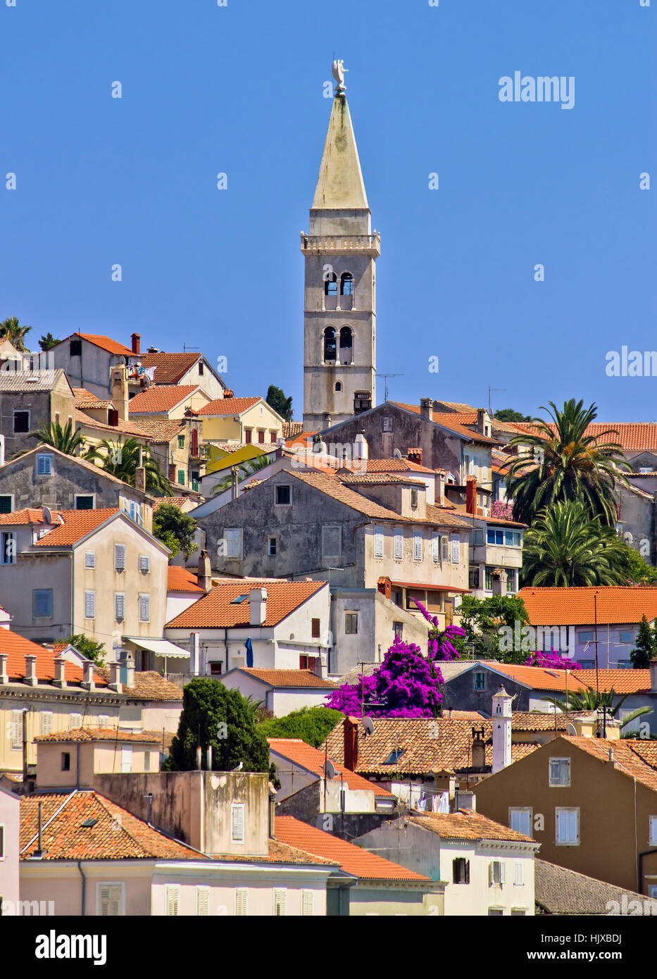 Colorata città adriatica di Losinj chiesa e architettura, vista verticale Foto Stock