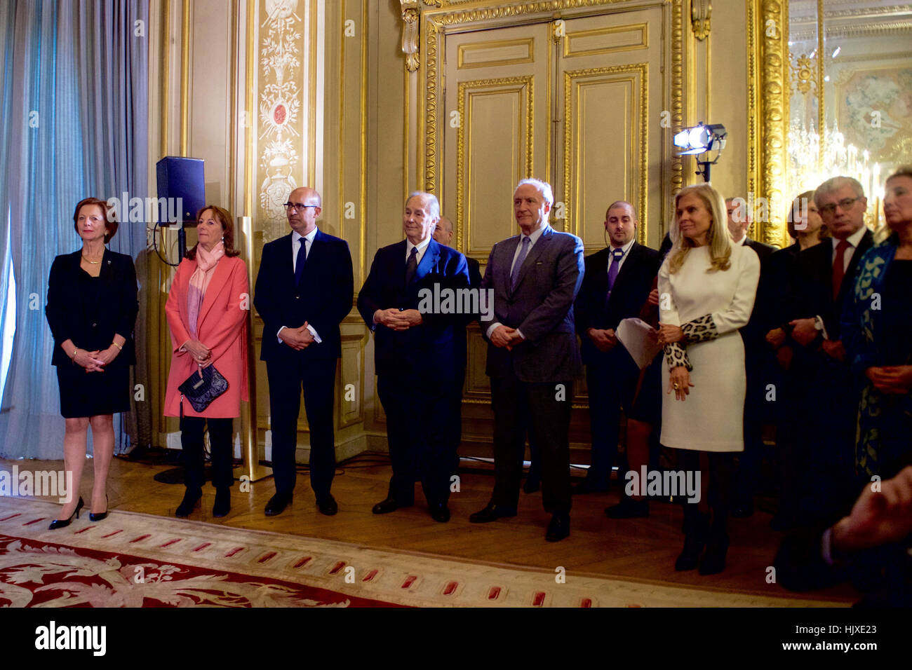 Un gruppo di dignitari, compreso il ministro francese dell'Ecologia Ségolène Royal, Principe Shah Karim Al Hussaini, l'Aga Khan IV, E DEGLI STATI UNITI Ambasciatore di Francia Jane Hartley, ascoltare come il Ministro degli esteri francese Jean-Marc Ayrault si prepara a award U.S. Il segretario di Stato John Kerry il Gran Ufficiale della Legion d'onore, il secondo livello più elevato del premio francese, nel corso di una cerimonia che si terrà a dicembre 10, 2016 al Quai d'Orsay - il ministero degli Esteri francese - a Parigi, Francia. Foto Stock