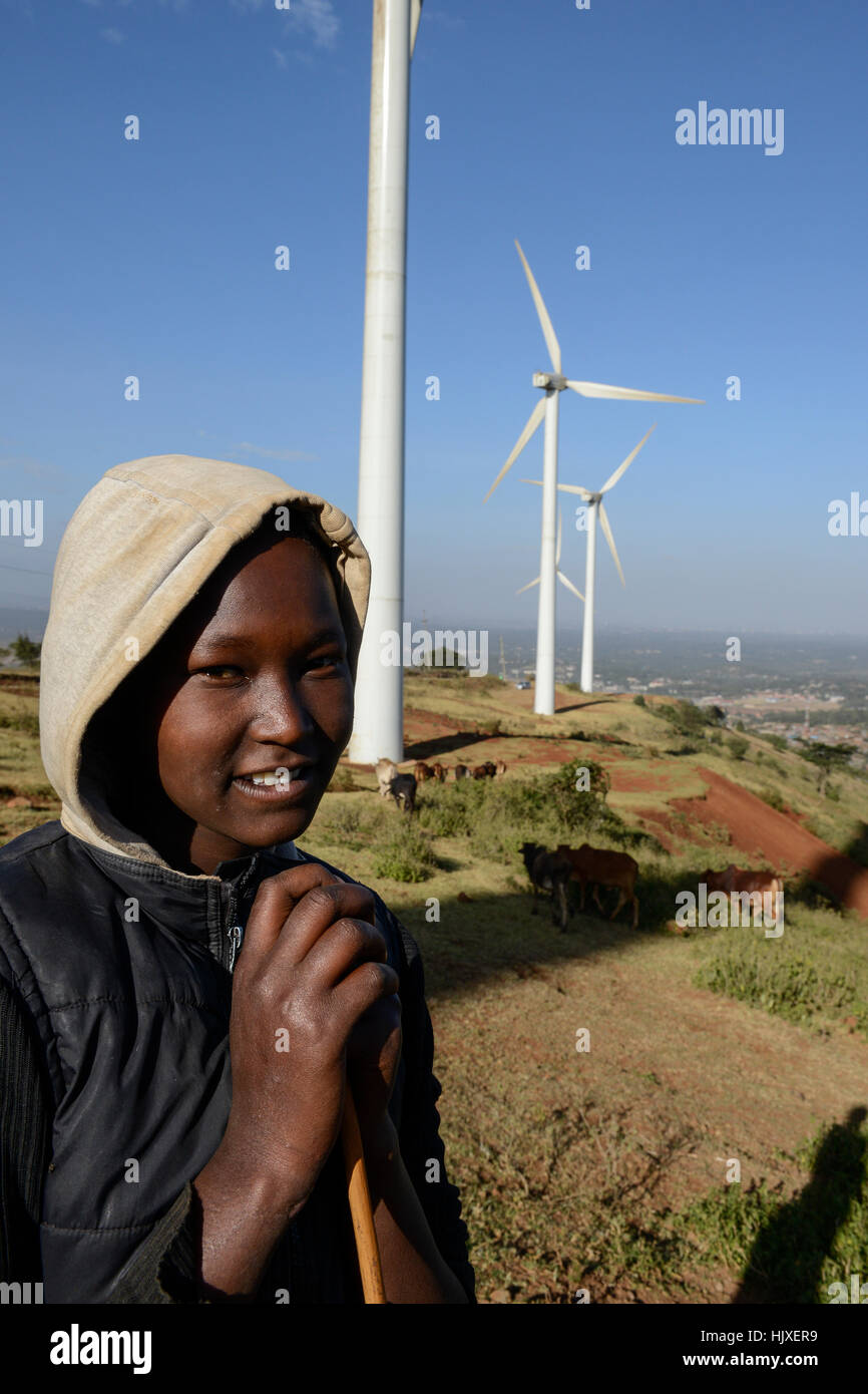 KENYA, Nairobi, Ngong Hills, 25,5 MW Wind Power Station con Vestas e Gamesa turbine a vento, di proprietà e gestito da KENGEN Kenya di generazione di elettricità in azienda, pastore con mucche / KENIA, Ngong Hills Windpark, Betreiber KenGen Kenya di generazione di elettricità in azienda Vestas mit und Windkraftanlagen Gamesa, junge Hirtin mit Kuehen Foto Stock