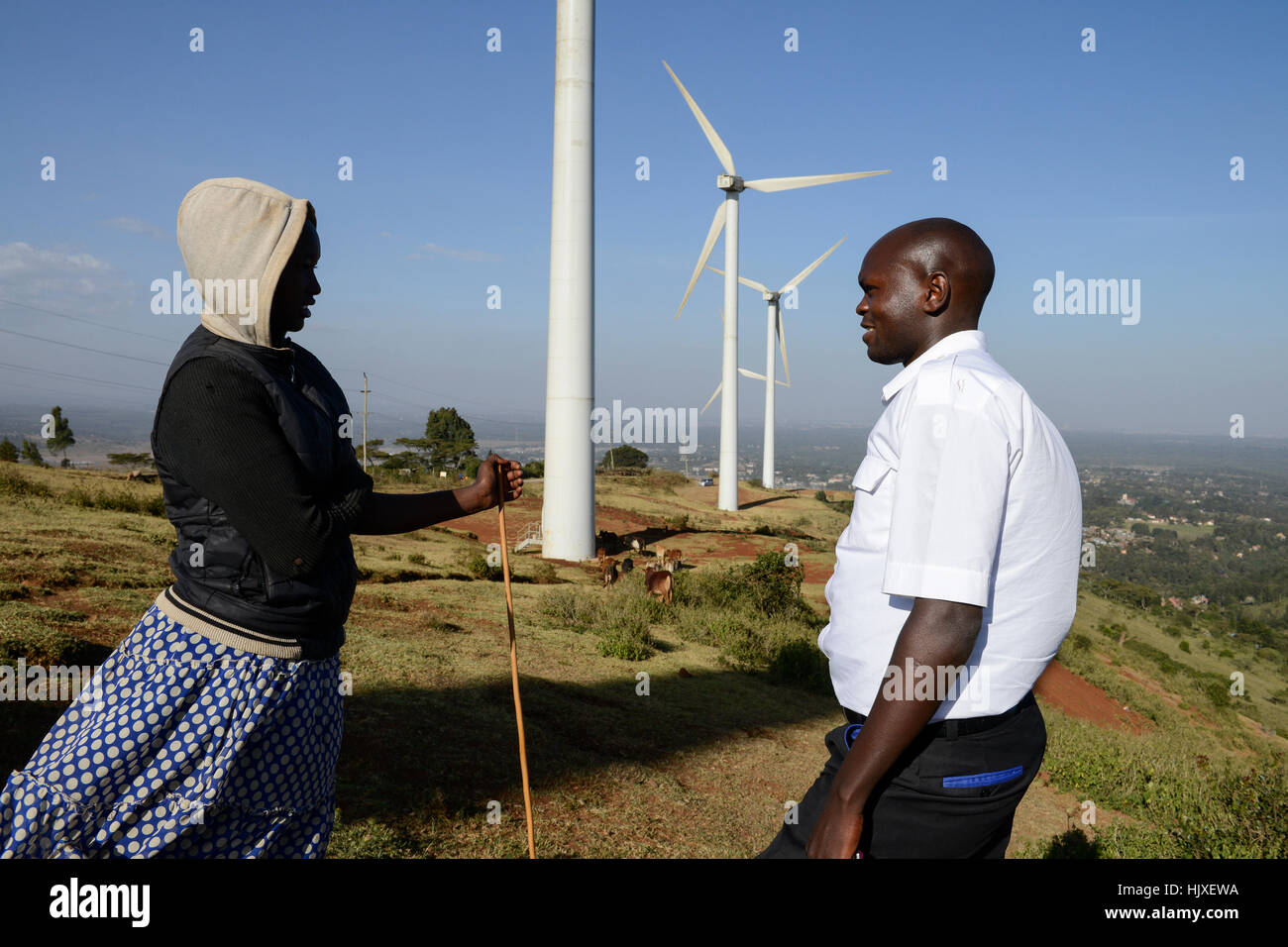 KENYA, Nairobi, Ngong Hills, 25,5 MW Wind Power Station con Vestas e Gamesa turbine a vento, di proprietà e gestito da KENGEN Kenya di generazione di elettricità in azienda, pastore con mucche / KENIA, Ngong Hills Windpark, Betreiber KenGen Kenya di generazione di elettricità in azienda Vestas mit und Windkraftanlagen Gamesa, junge Hirtin mit Kuehen Foto Stock