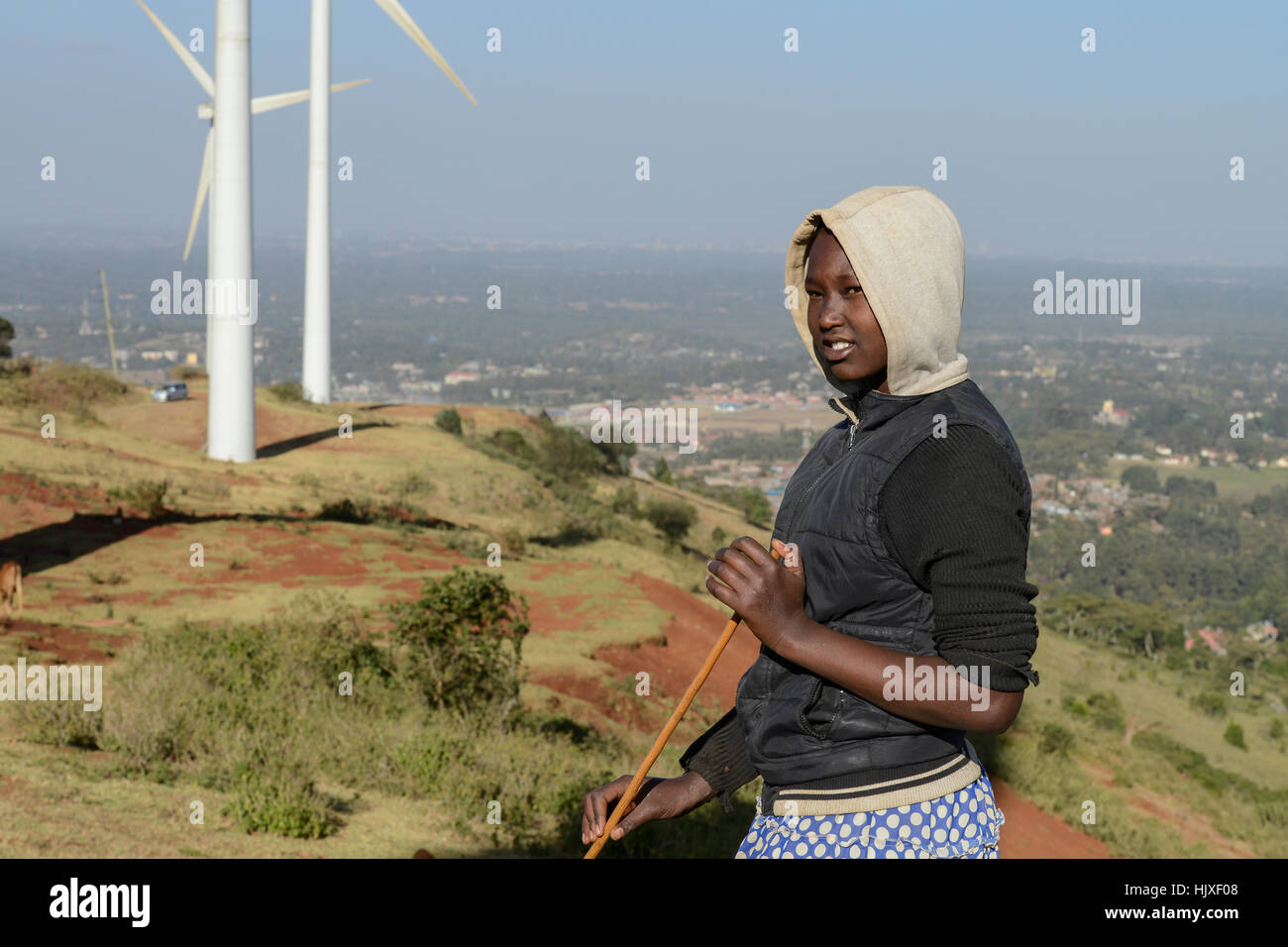 KENYA, Nairobi, Ngong Hills, 25,5 MW Wind Power Station con Vestas e Gamesa turbine a vento, di proprietà e gestito da KENGEN Kenya di generazione di elettricità in azienda, pastore con le pecore / KENIA, Ngong Hills Windpark, Betreiber KenGen Kenya di generazione di elettricità in azienda Vestas mit und Windkraftanlagen Gamesa, junge Hirtin mit Schafen Foto Stock