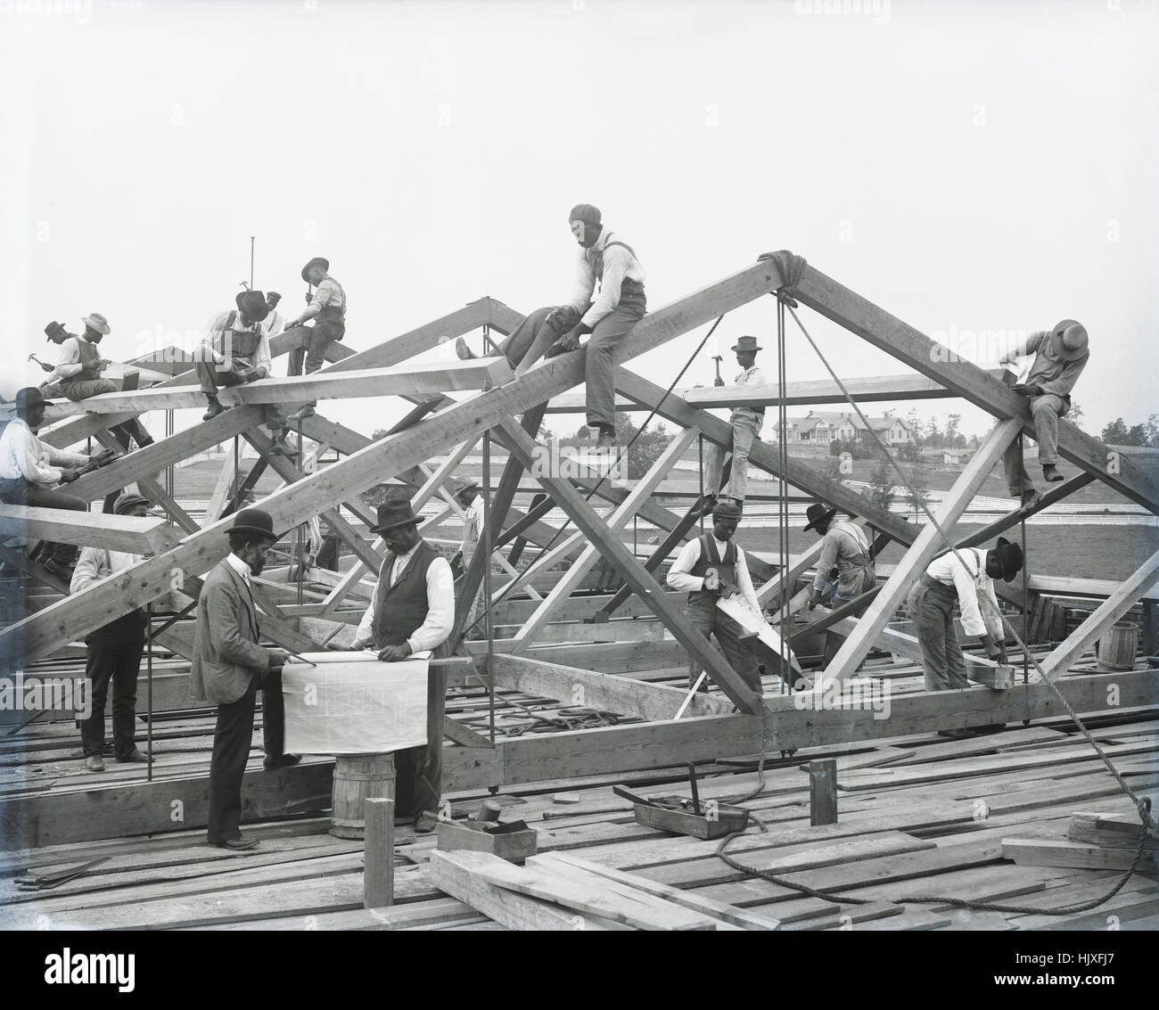 Costruzione del tetto da parte degli studenti al Tuskegee Institute, Tuskegee, Alabama, USA, da Frances Benjamin Johnston, 1902 Foto Stock
