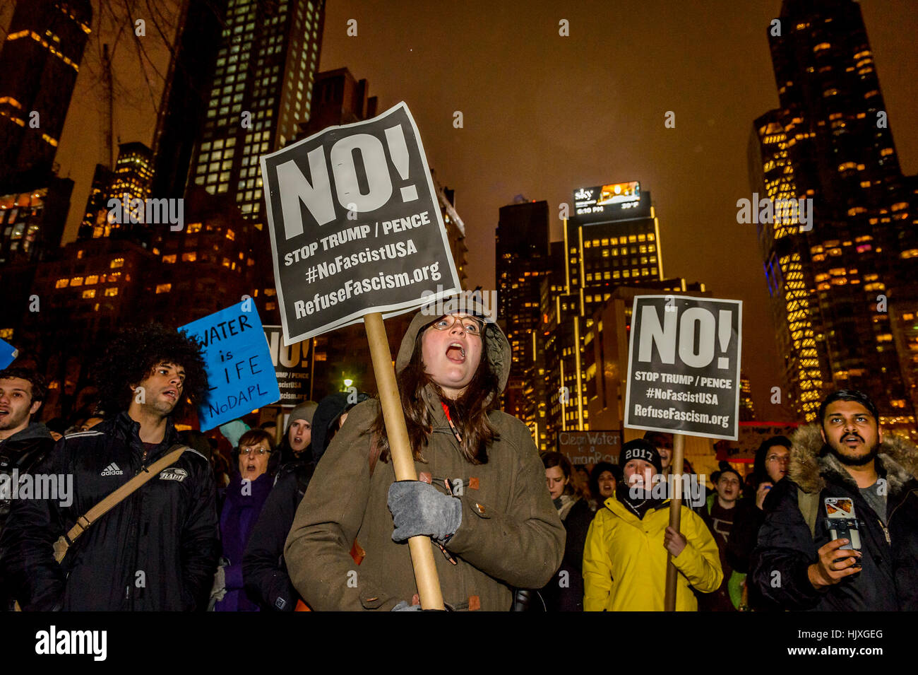 New York, Stati Uniti d'America. 24 gen 2017. Centinaia di Newyorkesi uniti attrice Jane Fonda e Regista Josh Fox nella serata del 24 gennaio a Columbus Circle a New York per un rally e marzo al Trump Tower in una massiccia protesta pacifica dopo Trump segni ordini di anticipo Keystone XL e Dakota gasdotti di accesso. Credito: Erik McGregor/Pacific Press/Alamy Live News Foto Stock