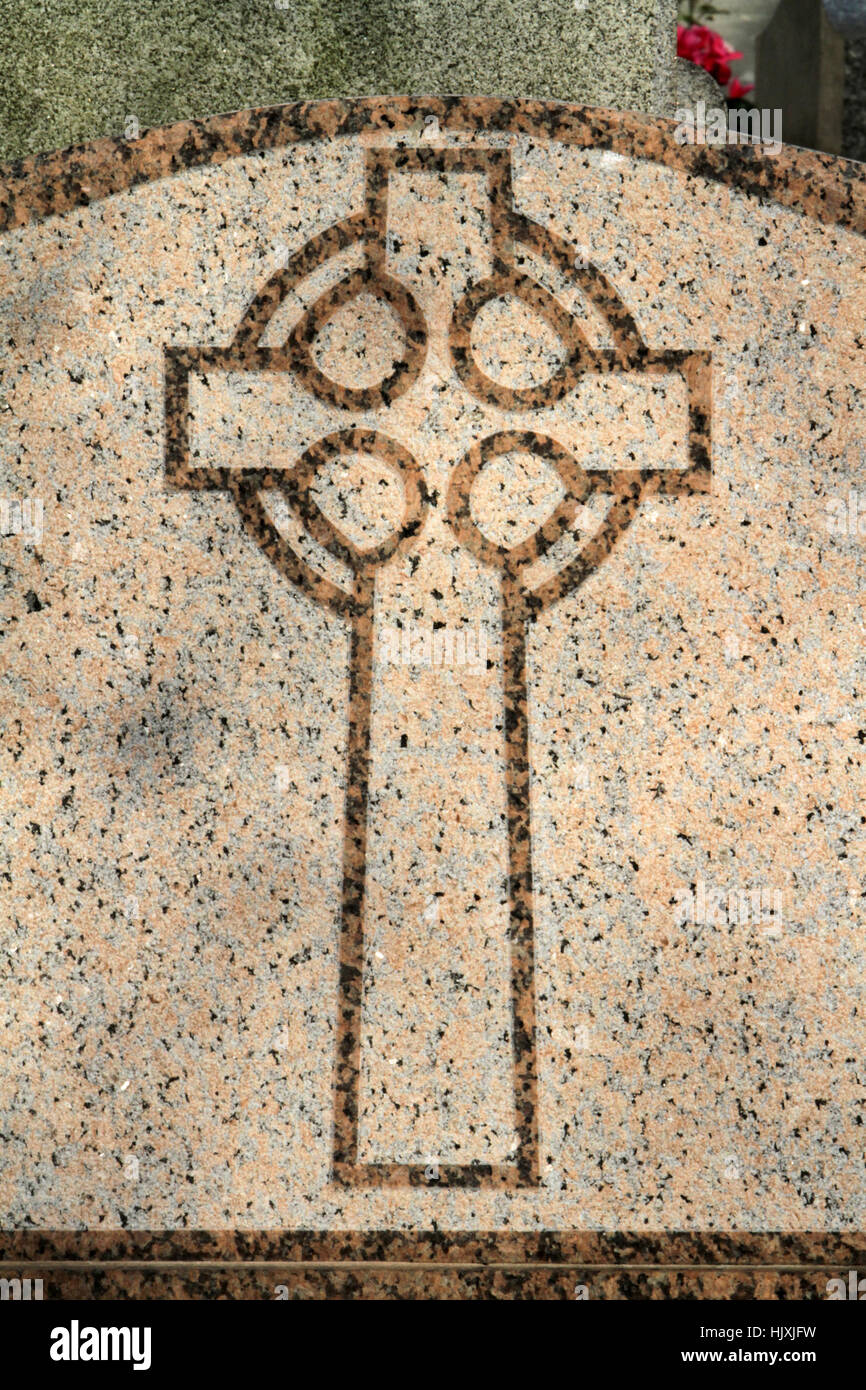 Croix sur une pierre tombale. Cimetiere Père Lachaise. Parigi. Foto Stock