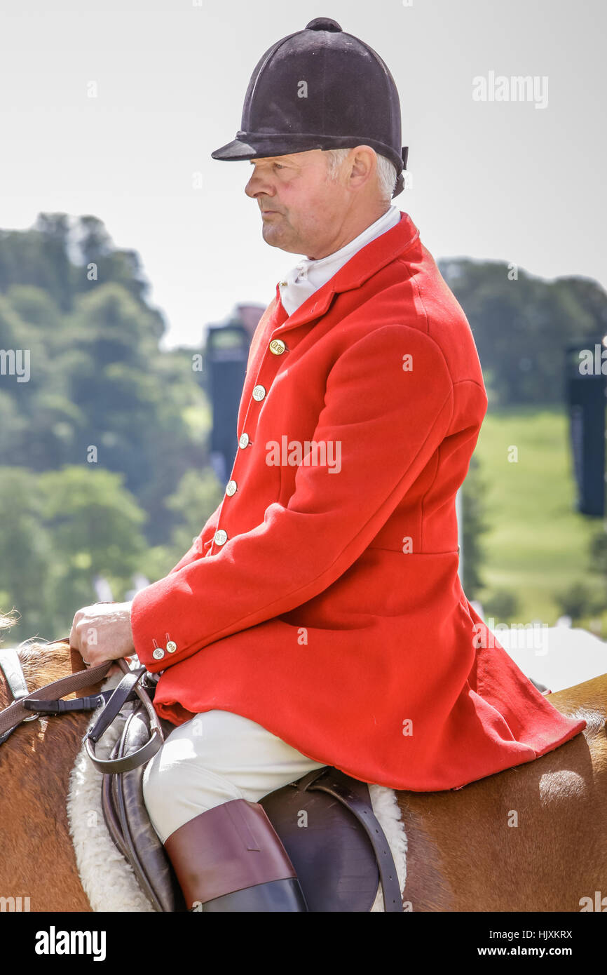 Un tradizionale rosso rivestito huntsman al CLA tenutosi presso il Castello di Belvoir Foto Stock