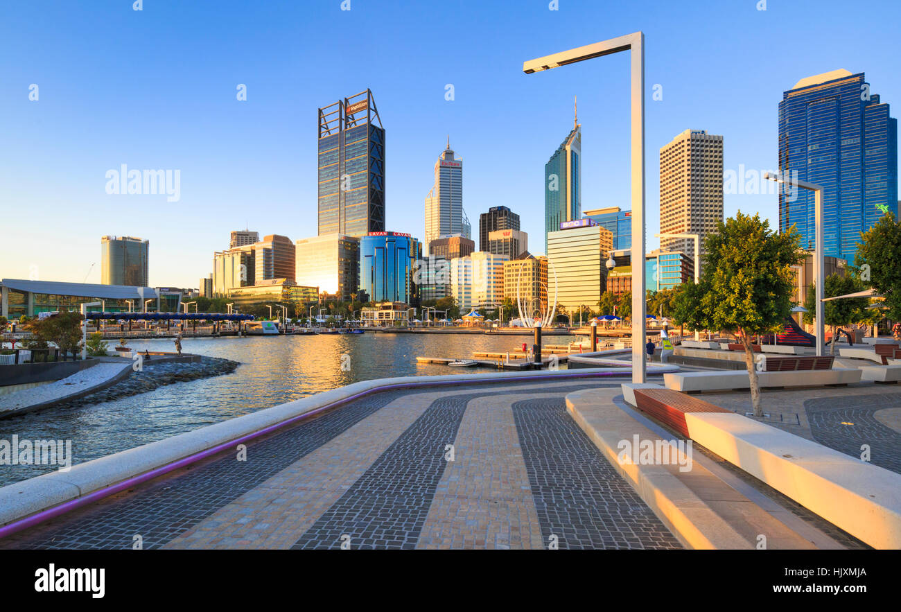 Elizabeth Quay in tarda serata sole estivo. Foto Stock