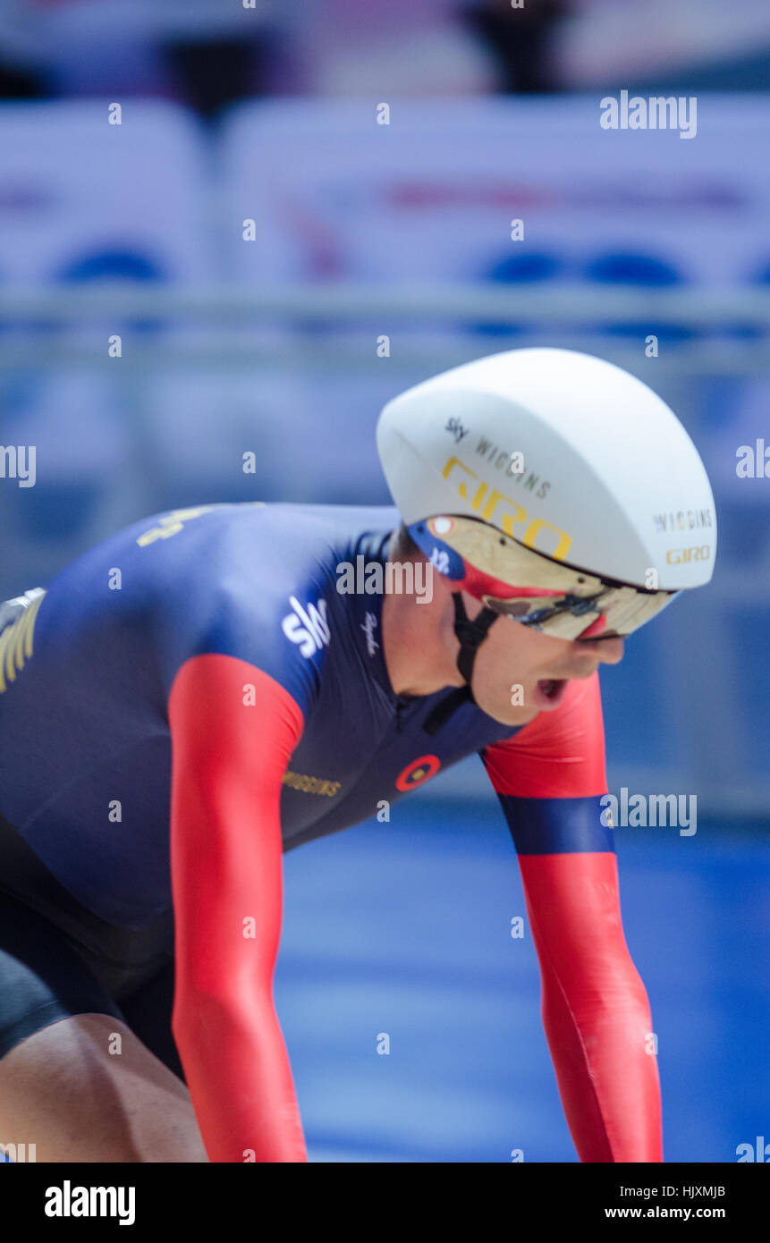 Andy Tennant del Team Wiggins recupera dopo il suo crono al National Indoor campionati a Manchester Velodrome Foto Stock