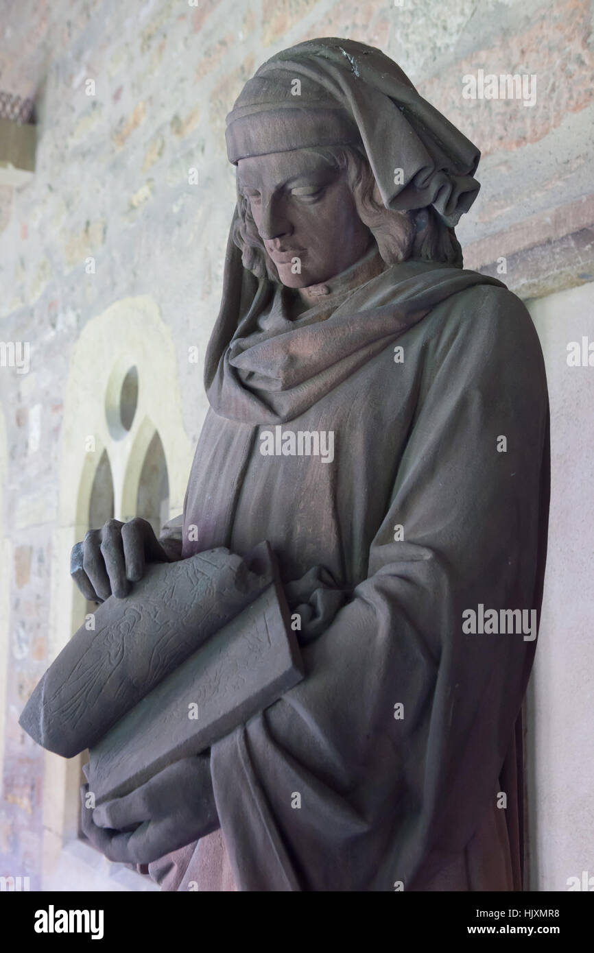 Monumento al rinascimento tedesco incisore e pittore di Martin Schongauer (1858-1863) da scultore francese Frederic Auguste Bartholdi sul display al Musee d'Unterlinden (museo Unterlinden) di Colmar, Alsazia, Francia. Foto Stock