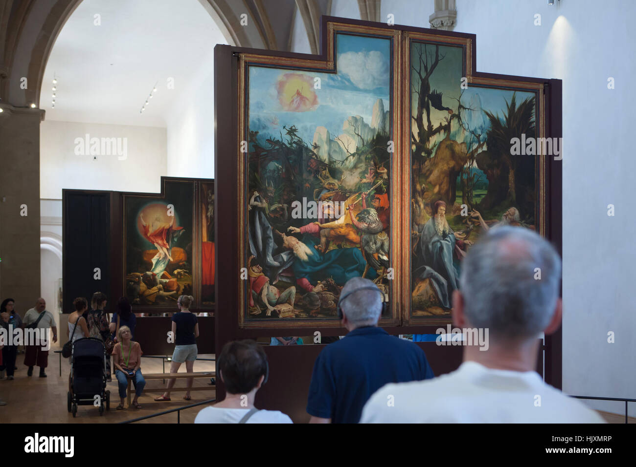 I visitatori di fronte alla pala Isenheim (1512-1516) da artista del Rinascimento tedesco Matthias Grunewald visualizzato nel Musee d'Unterlinden (museo Unterlinden) di Colmar, Alsazia, Francia. Le ali interne di Isenheim pala con dipinti San Antonio tormentato dai demoni (L) e visita di San Antonio a San Paolo Eremita (R). Foto Stock I visitatori di fronte alla pala Isenheim (1512-1516) da artista del Rinascimento tedesco Matthias Grunewald visualizzato nel Musee d'Unterlinden (museo Unterlinden) di Colmar, Alsazia, Francia. Le ali interne di Isenheim pala con dipinti San Antonio tormentato dai demoni (L) e visita di San Antonio a San Paolo Eremita (R). Foto Stock