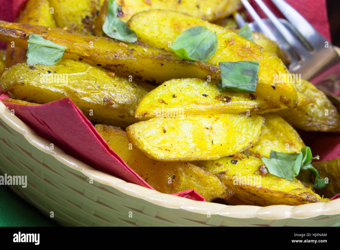 Vegana Vegetariana/Bombay speziata cotta Spicchi di patate servita in un cestino. Foto Stock