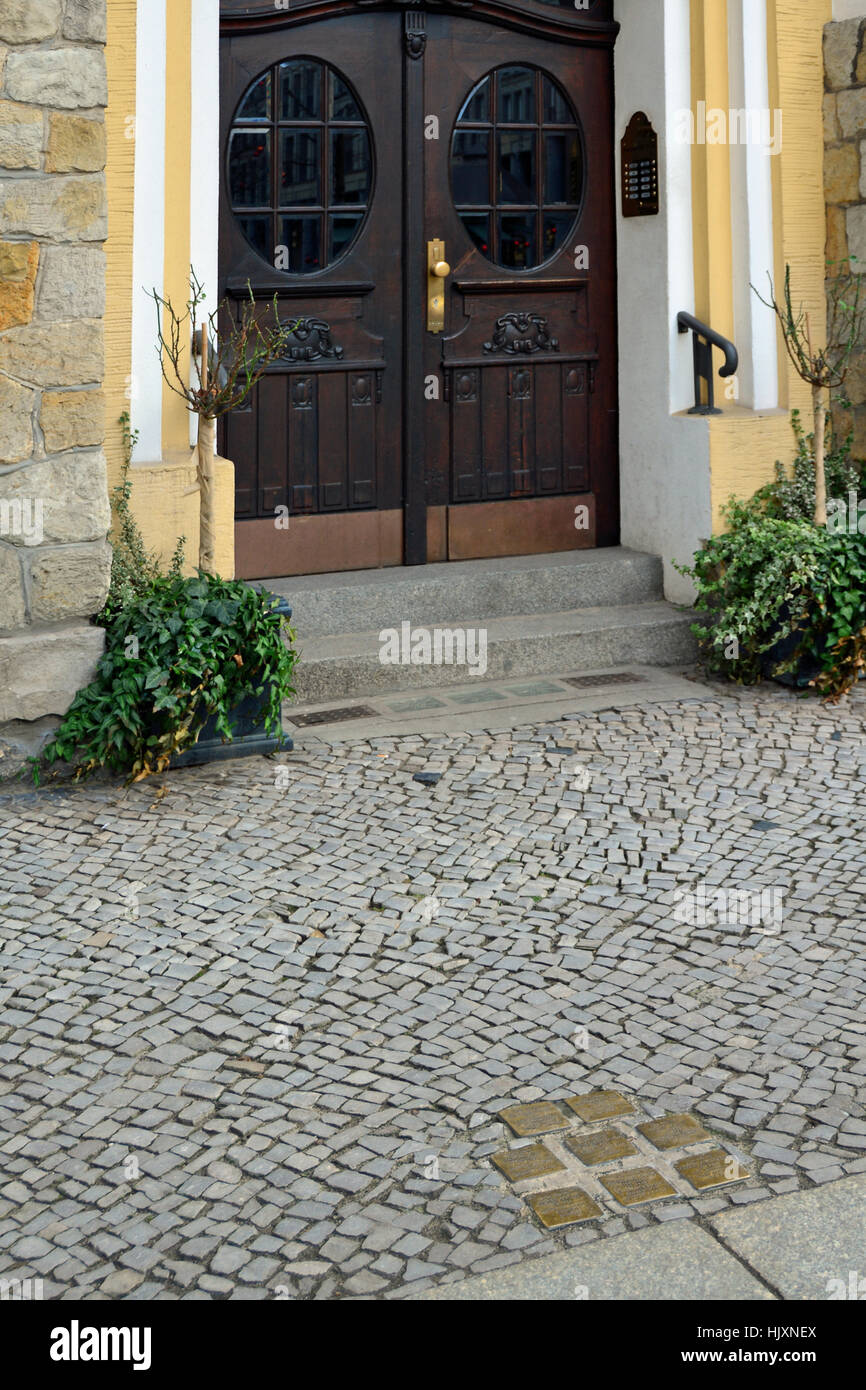 Stolperstein (inciampare o pietre miliari) per le strade di Berlino Foto Stock