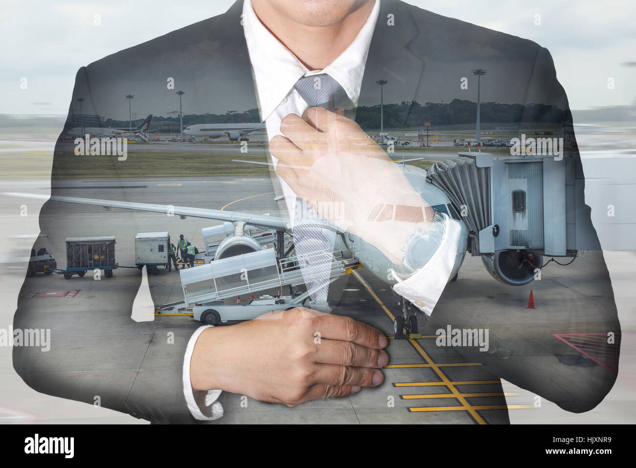 Business man tenuto cravatta abito a guardare bene e aeroporto su sfondo di movimento come viaggi e trasporti concetto. Foto Stock