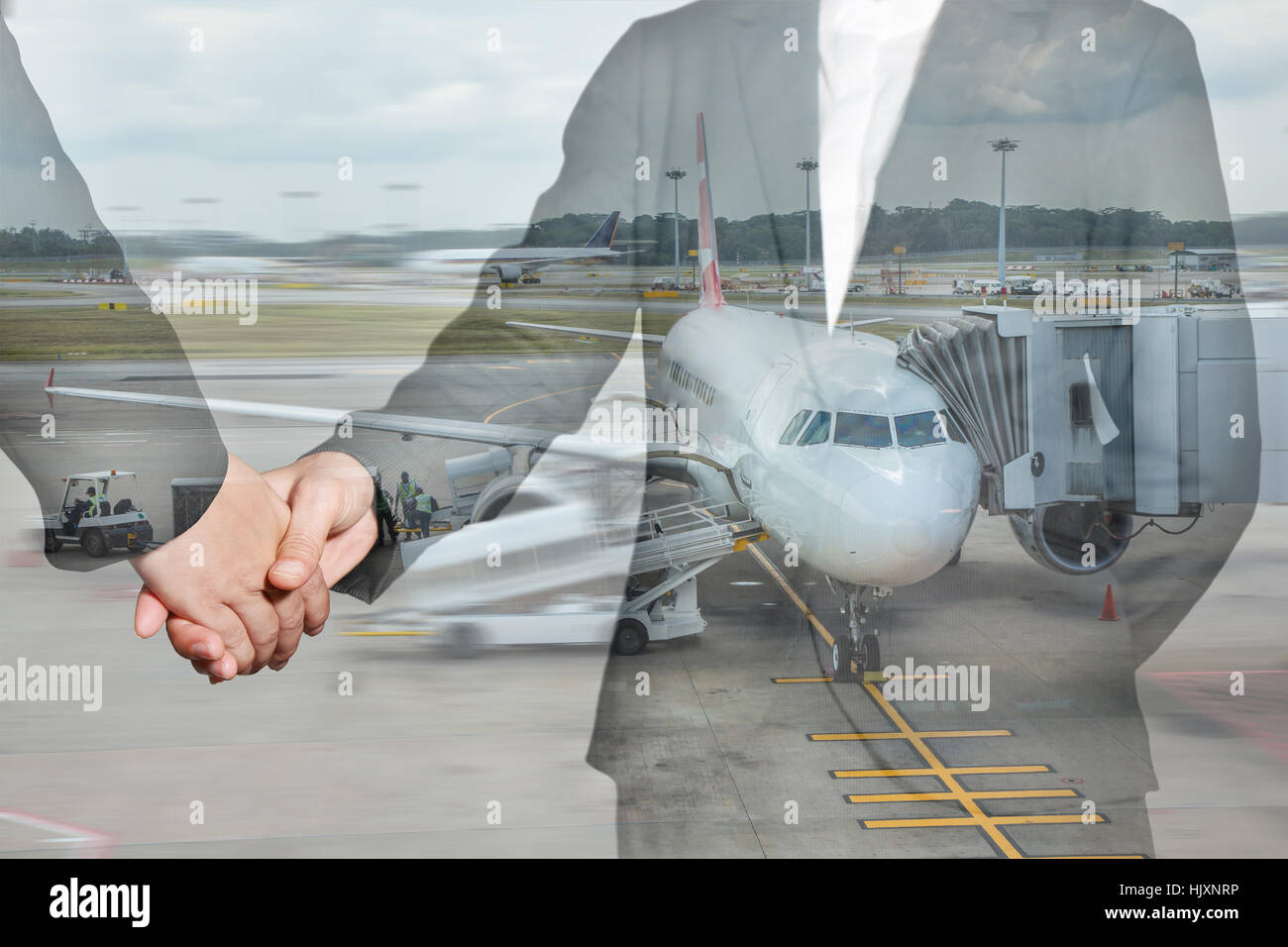 La doppia esposizione delle donne imprenditrici e handshake aeroporto sulla moto come sfondo il partenariato e il concetto di trasporto. Foto Stock