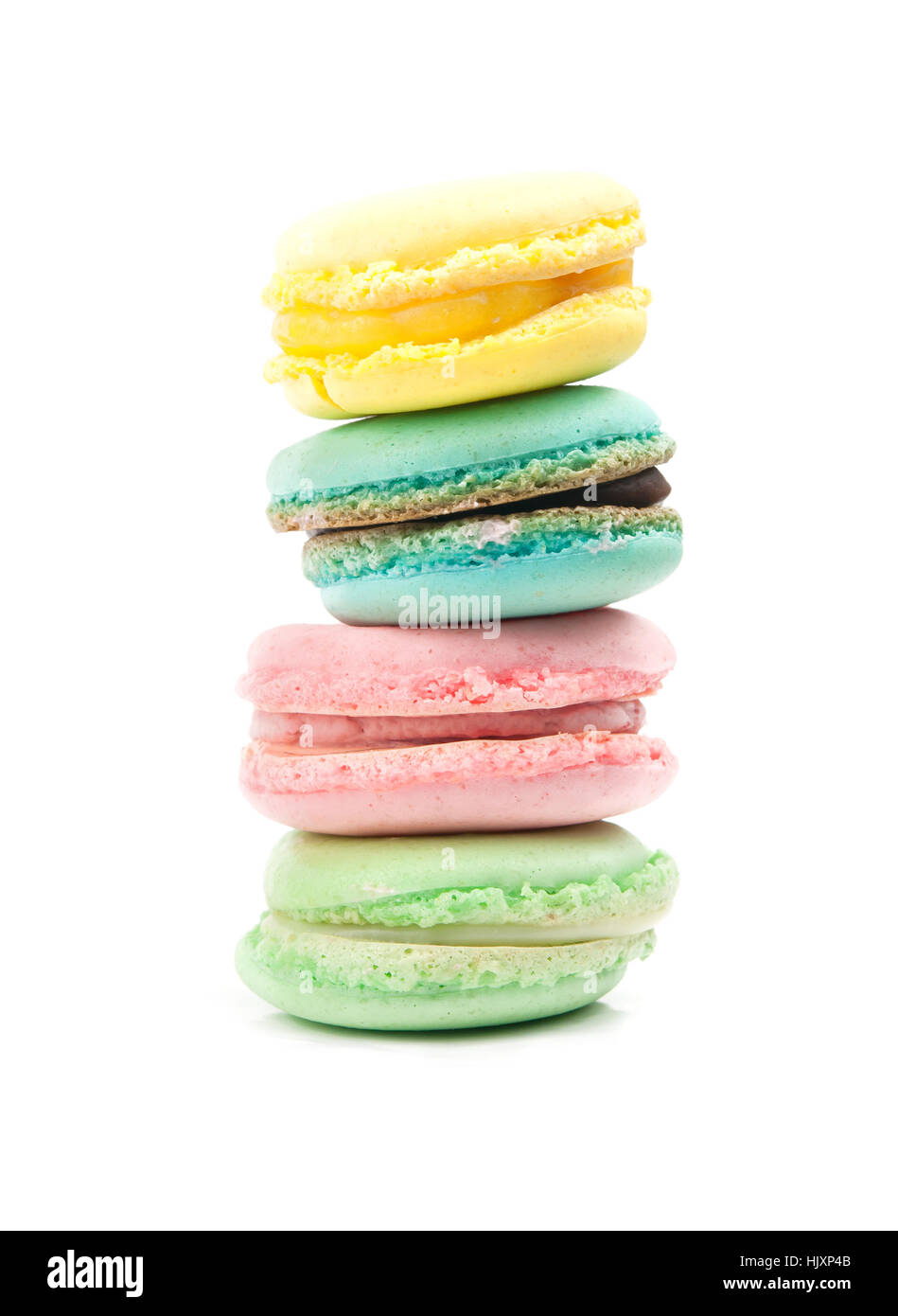 Torta macaron o amaretto isolati su sfondo bianco, dolci e dessert colorate Foto Stock