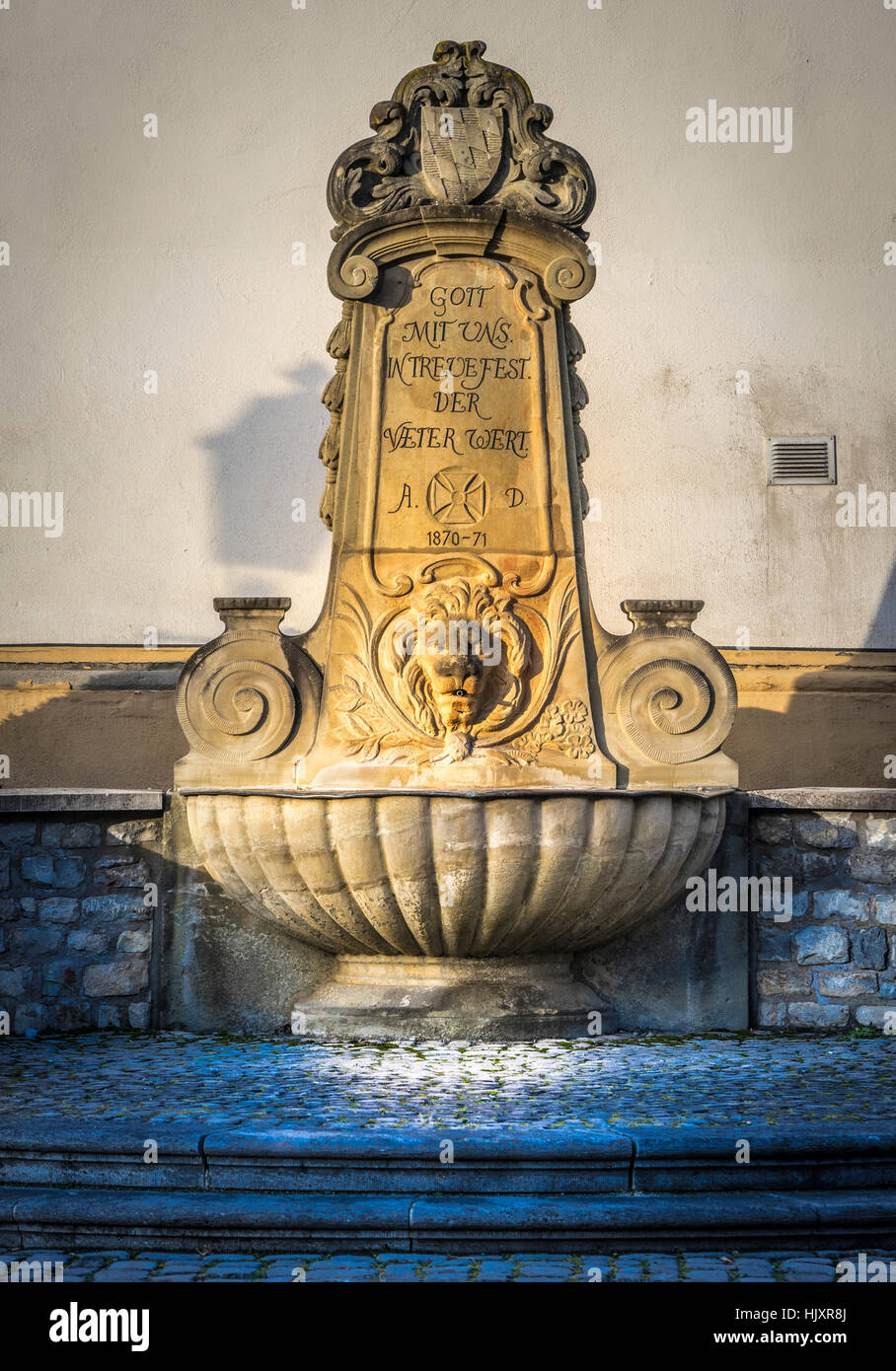 Fontana storica con ornamenti e testa leone Foto Stock