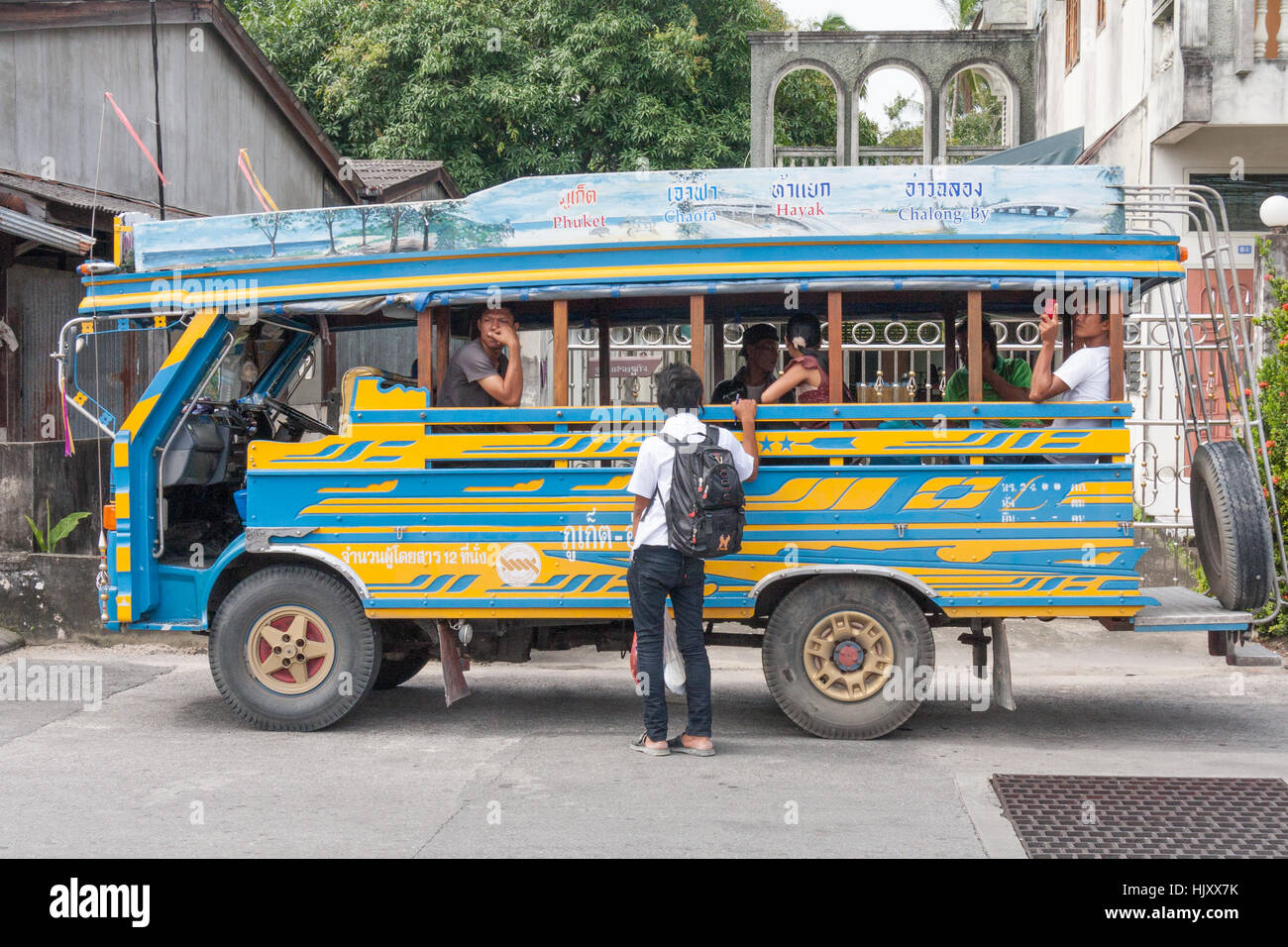 Il trasporto con autobus passeggeri nella vecchia città di Phuket, Tailandia Foto Stock