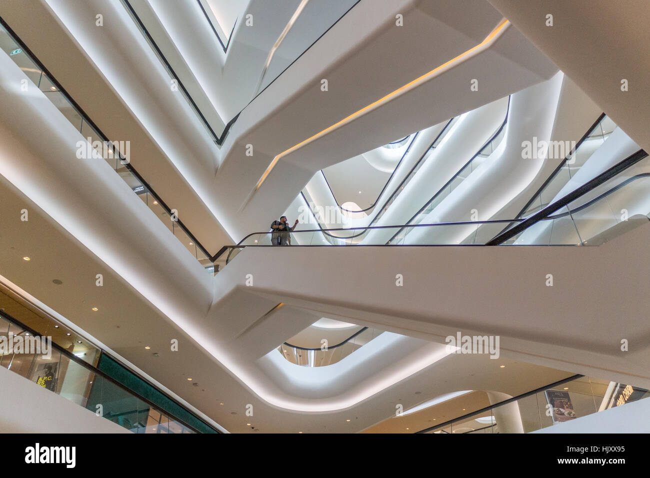 Scale mobili in futuriistcally progettato ambasciata centrale Mall a Bangkok, in Thailandia Foto Stock