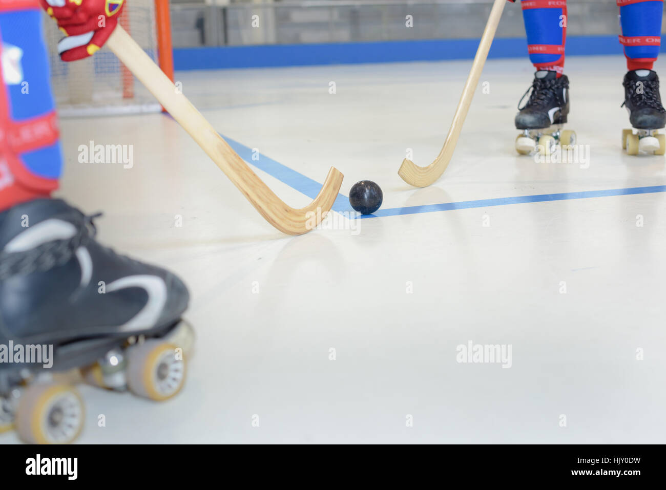 Riproduzione di hockey a rullo Foto Stock