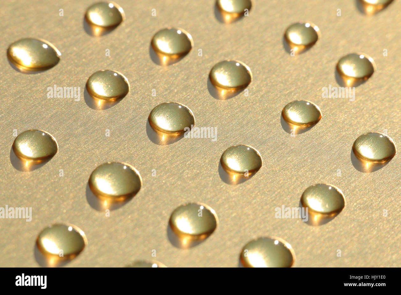 Gocce di rugiada su oro sfondo metallico #2 Foto Stock