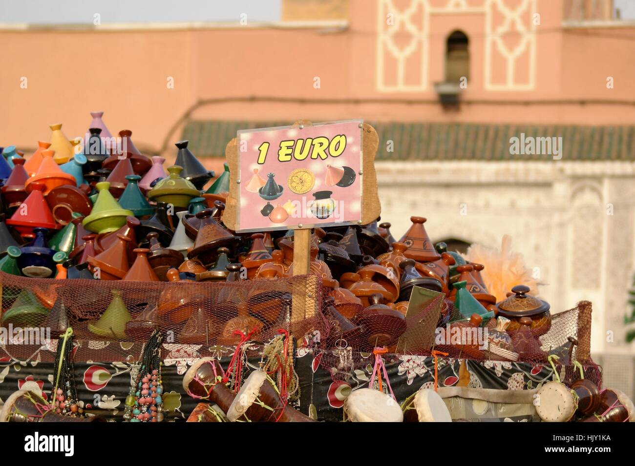 Un mucchio di tagine decorativa souvenir in vendita per la strada a Marrakech, Marocco Foto Stock