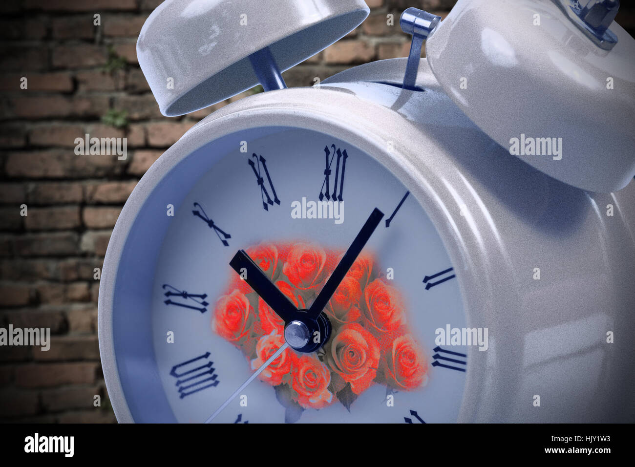 Close up della sveglia su sfondo mattone. Foto Stock